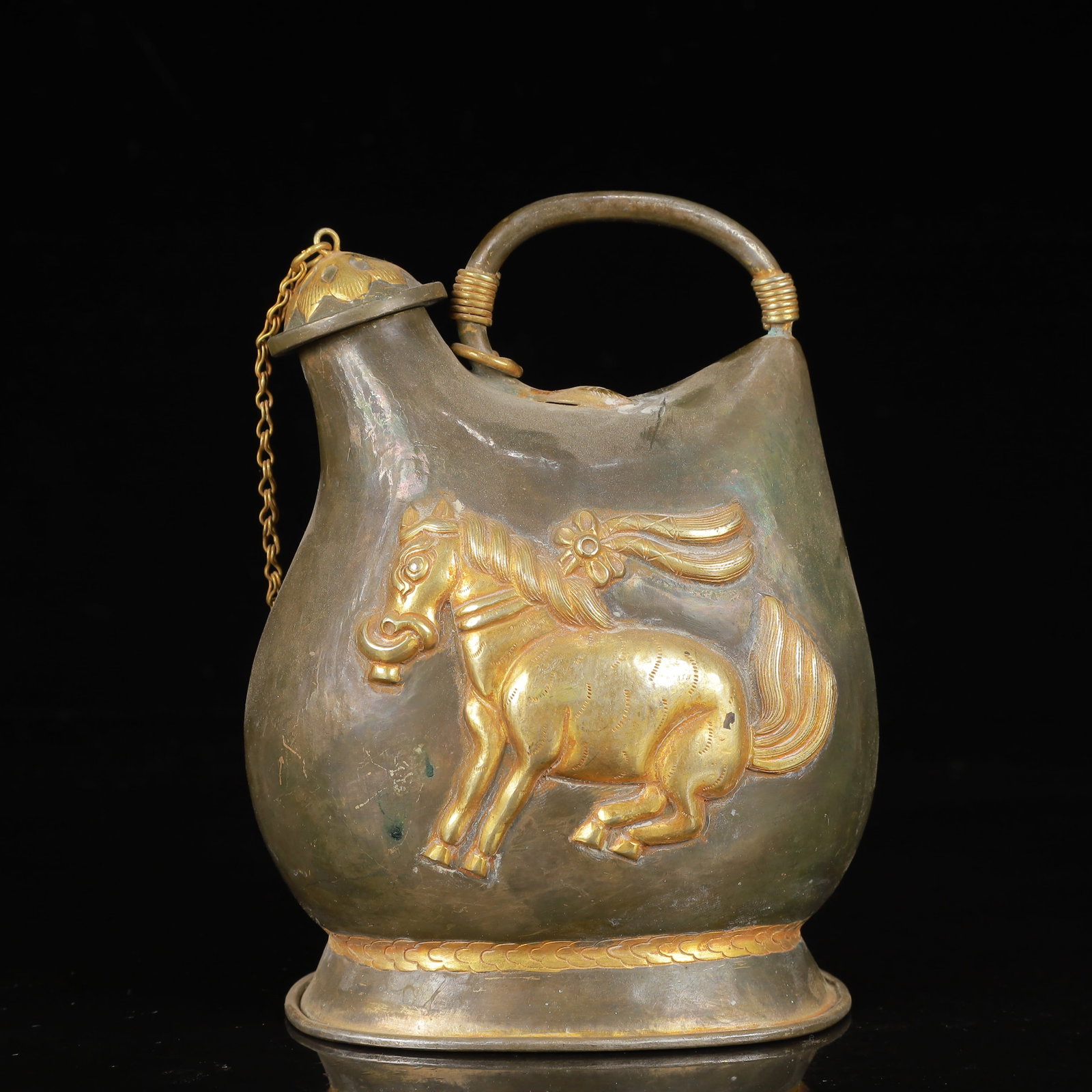 An Exquisite Gilt Silver Horse Pattern Ewer: An Exquisite Gilt Silver Horse Pattern Ewer,Qing Dynasty,China,with Mark,Size:4.7inx3.5inx6.3in,Weight:850g