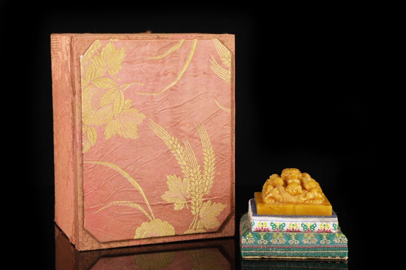 An Exquisite Tianhuang Stone Dragon Pattern Seal: An Exquisite Tianhuang Stone Dragon Pattern Seal,Qing Dynasty,China,He Zhen Mark,Size:1.4inx2.4in,Weight:210g 田黄石龙纹印章,中国清代,