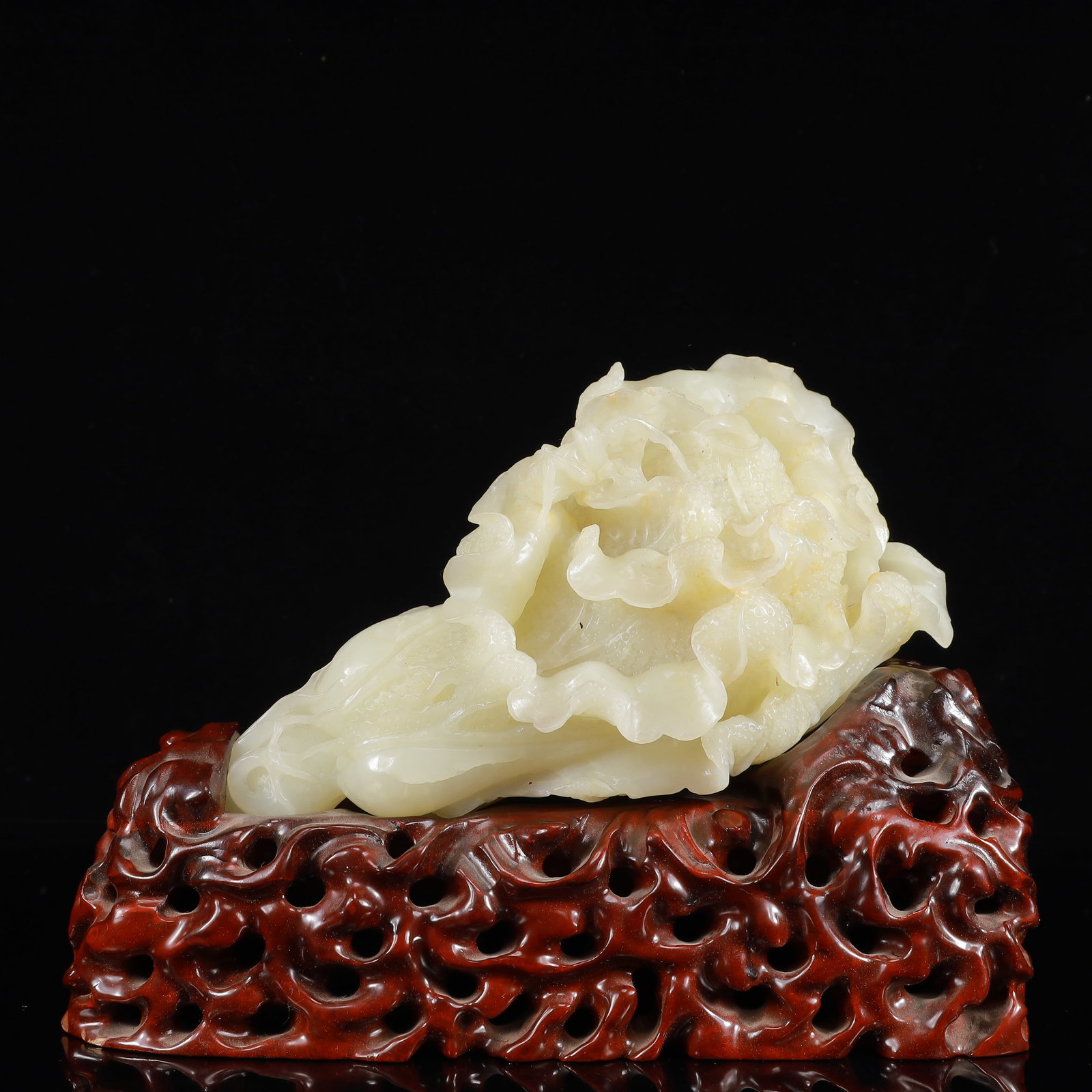 An Exquisite White Jade Cabbage Ornament: An Exquisite White Jade Cabbage Ornament,Qing Dynasty,China,Size:4.7inx8.7in,Weight:1700g 白玉白菜摆件,中国清代