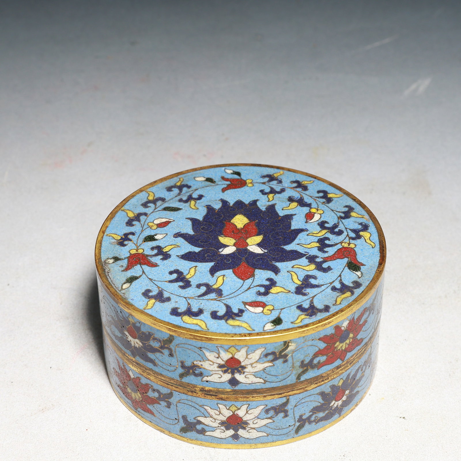 An Exquisite Cloisonne Lotus Pattern Box with Cover: An Exquisite Cloisonne Lotus Pattern Box with Cover,Ming Dynasty,China,Jingtai Four-character Mark,Size:4.5inx2.2in,Weight:700g