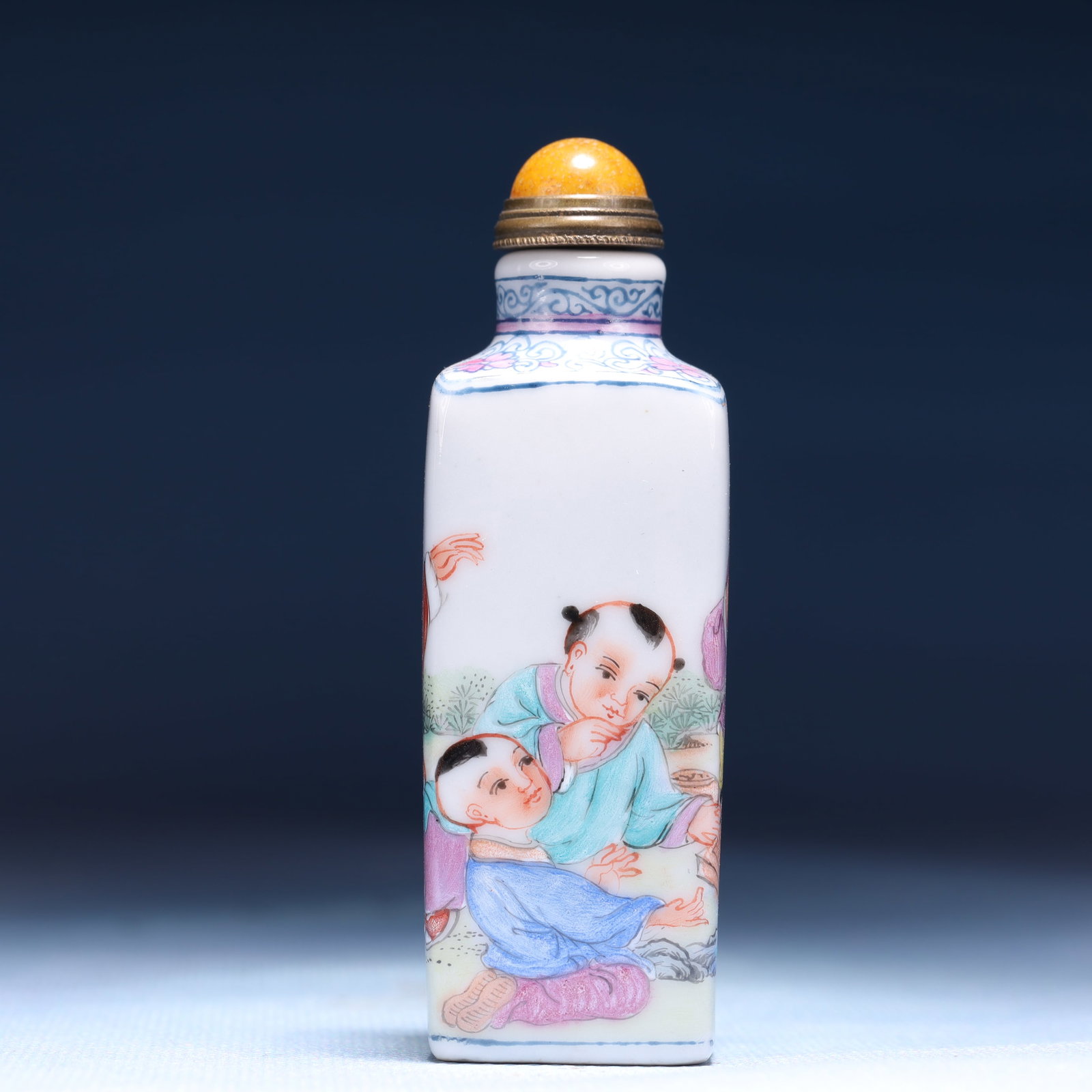 An Exquisite Famille-Rose Character and Story Pattern Snuff Bottle: An Exquisite Famille-Rose Character and Story Pattern Snuff Bottle,Qing Dynasty,China,Qianlong Four-character Mark,Size:1.2inx3.3in,Weight:51g 粉彩人物故事纹&