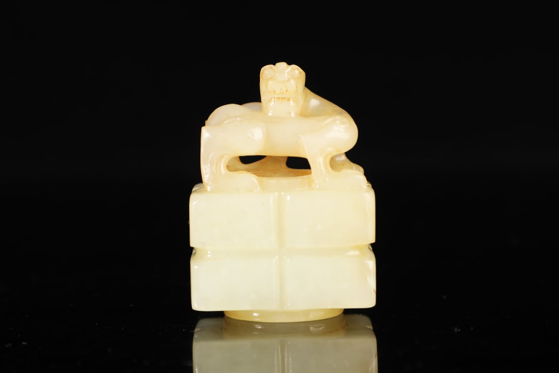 An Exquisite White Jade Chi-Dragon Pattern Ornament: An Exquisite White Jade Chi-Dragon Pattern Ornament,Qing Dynasty,China,Size:2inx1.4inx1in,Weight:69g