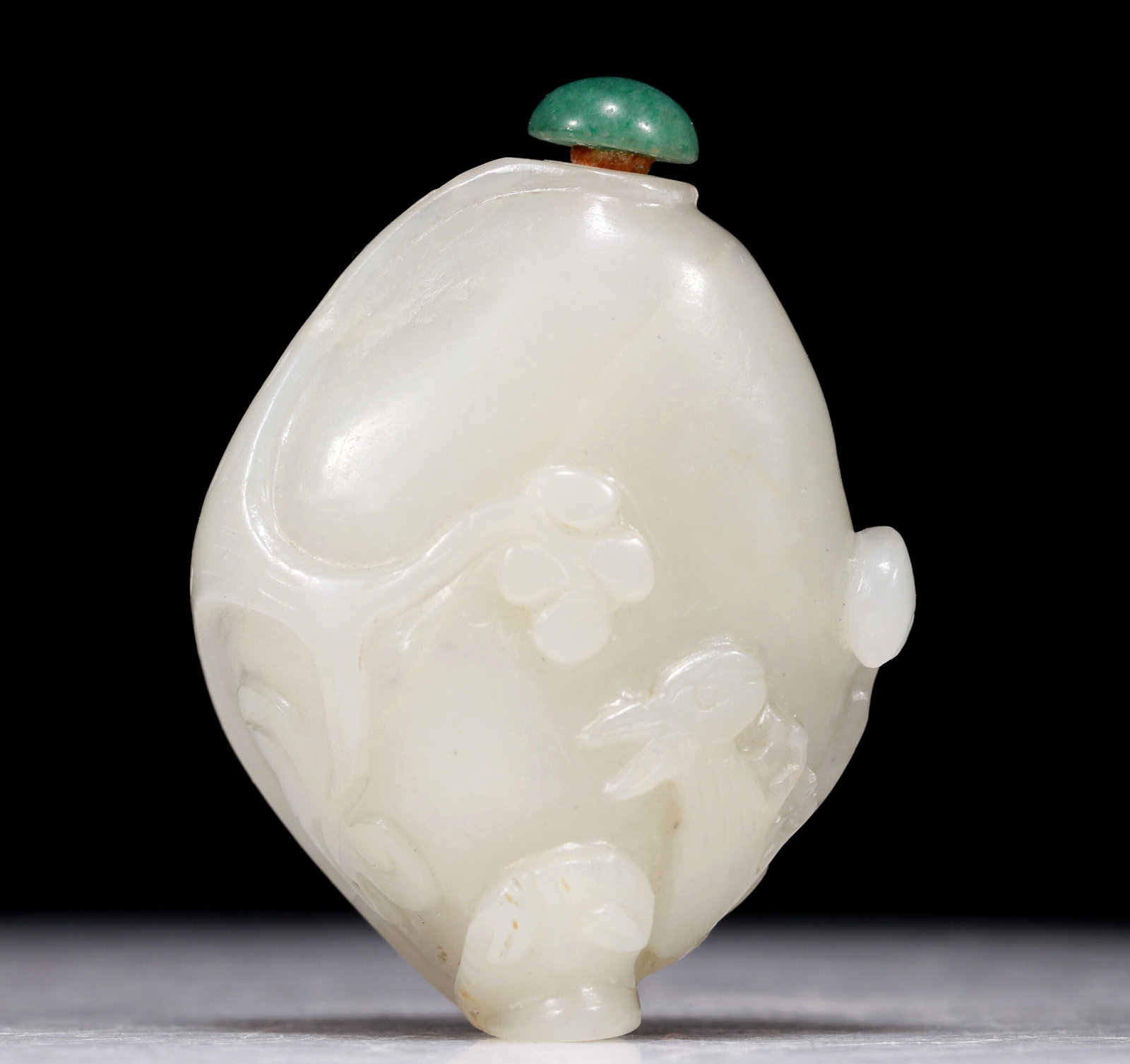 An Excellent White Jade 'Bird& Flower' Snuff Bottle: An Excellent White Jade 'Bird& Flower' Snuff Bottle. Chinese Qing Dynasty. Size:2inx2.8inx1.2incm. Weight:132.9g 清代 白玉花鸟纹鼻烟壶