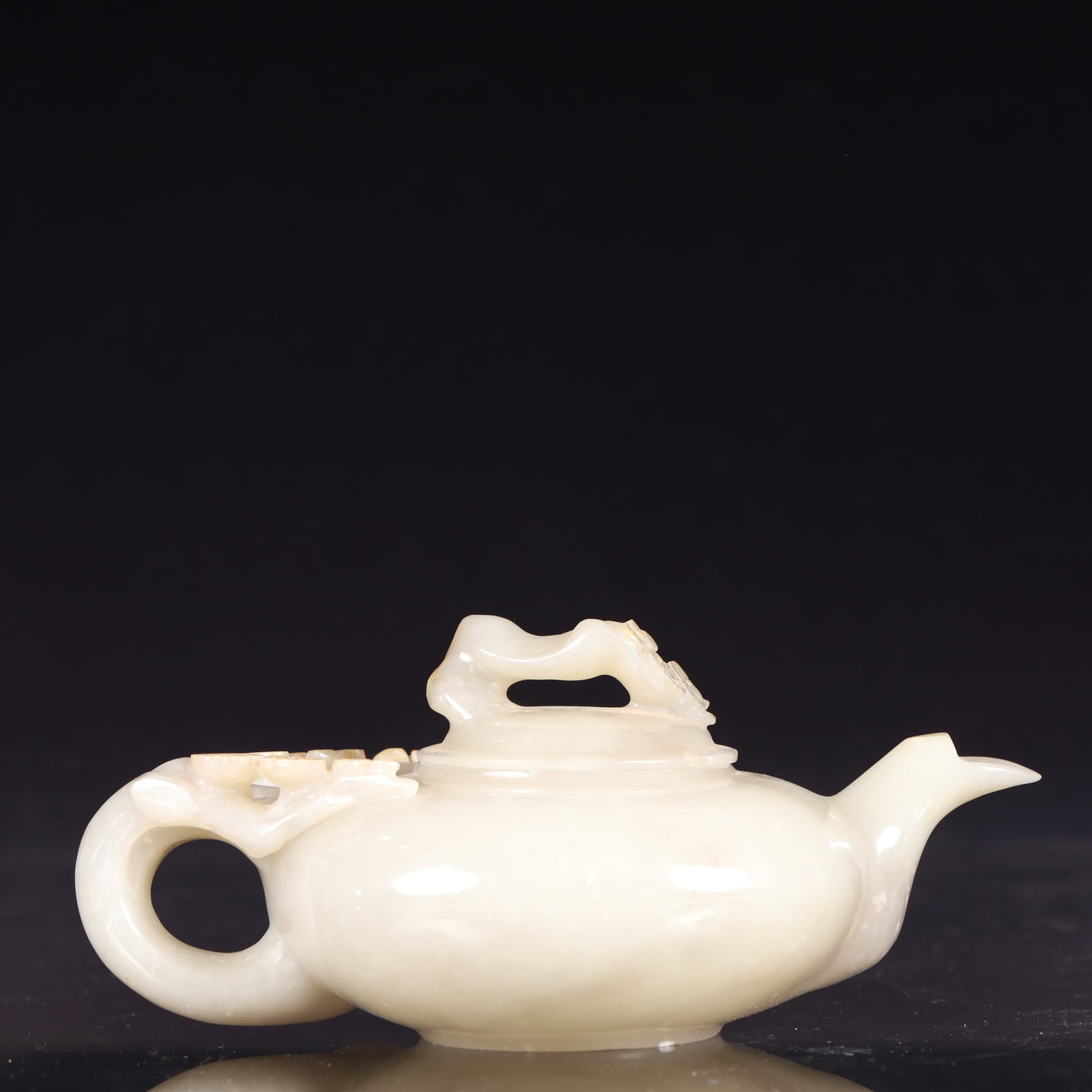 An Exquisite White Jade Plum Blossom Pattern Teapot: An Exquisite White Jade Plum Blossom Pattern Teapot,Qing Dynasty, China,Size:7.1inx3.9inx3.1in,Weight:500g 白玉梅花纹茶壶,中国清代