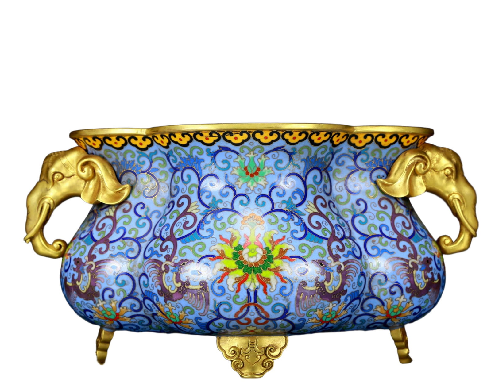 An exquisite cloisonne tangled lotus pattern elephant ear censer: An exquisite cloisonné elephant ear censer with twining lotus patterns. The application of filigree technology makes the decoration of this collection more delicate and three-dimensional. This co
