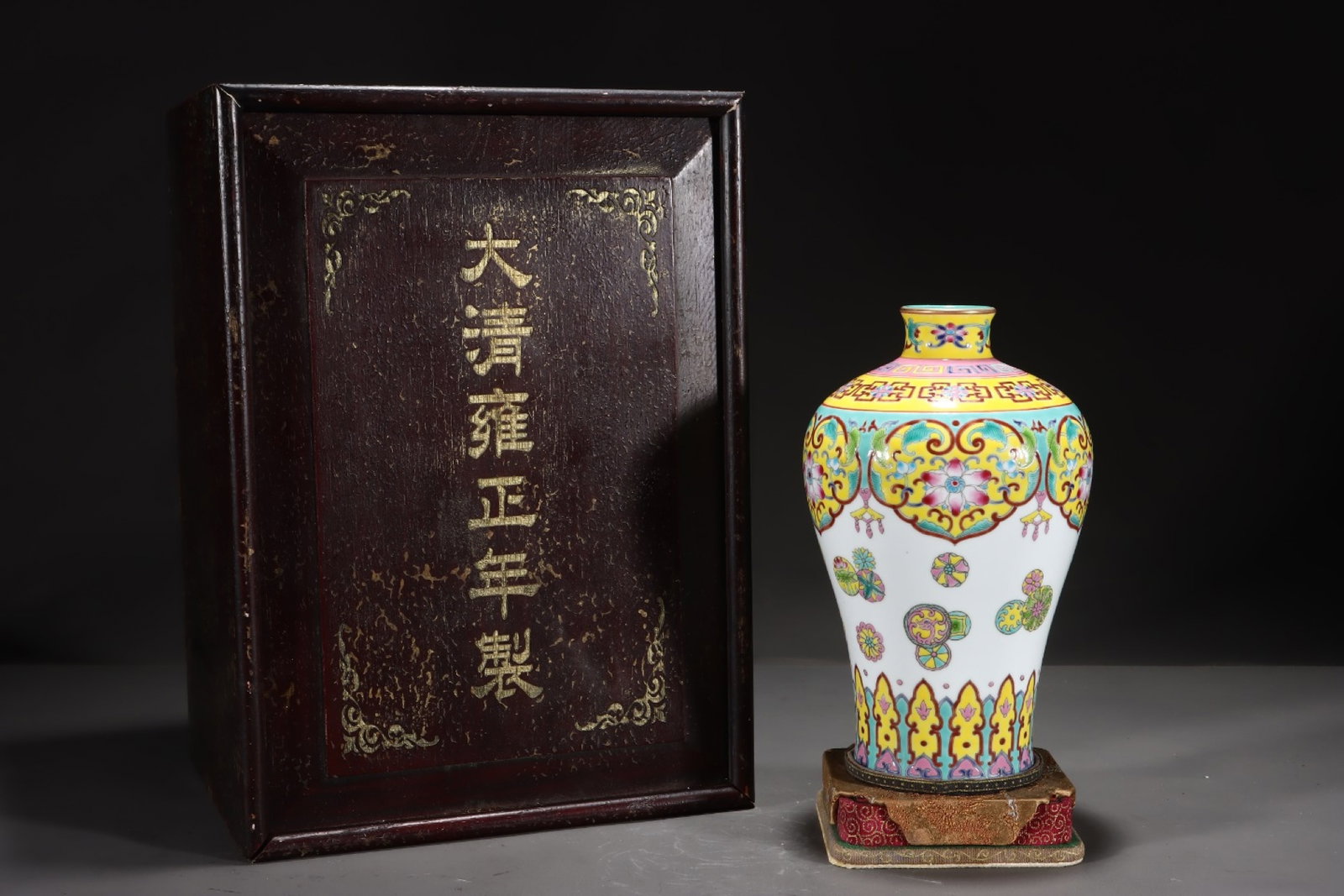 An Exquisite Famille-Rose Flower Pattern Vase: An Exquisite Famille-Rose Flower Pattern Vase,Qing Dynasty,China,Yongzheng Six-character Mark,Size:8.5inx5.1in 粉彩花卉纹瓶,中国清代,雍