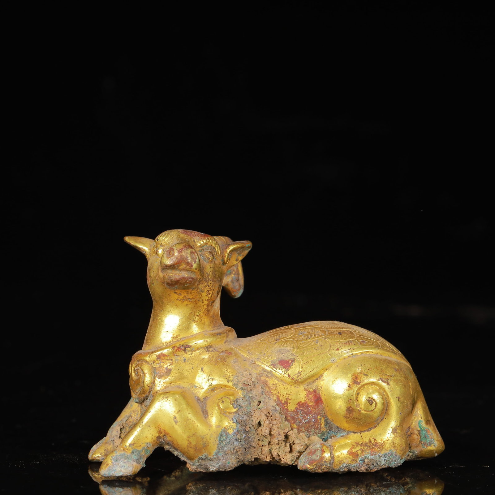 An Exquisite Gilt Bronze Sheep Ornament (1 of 9)