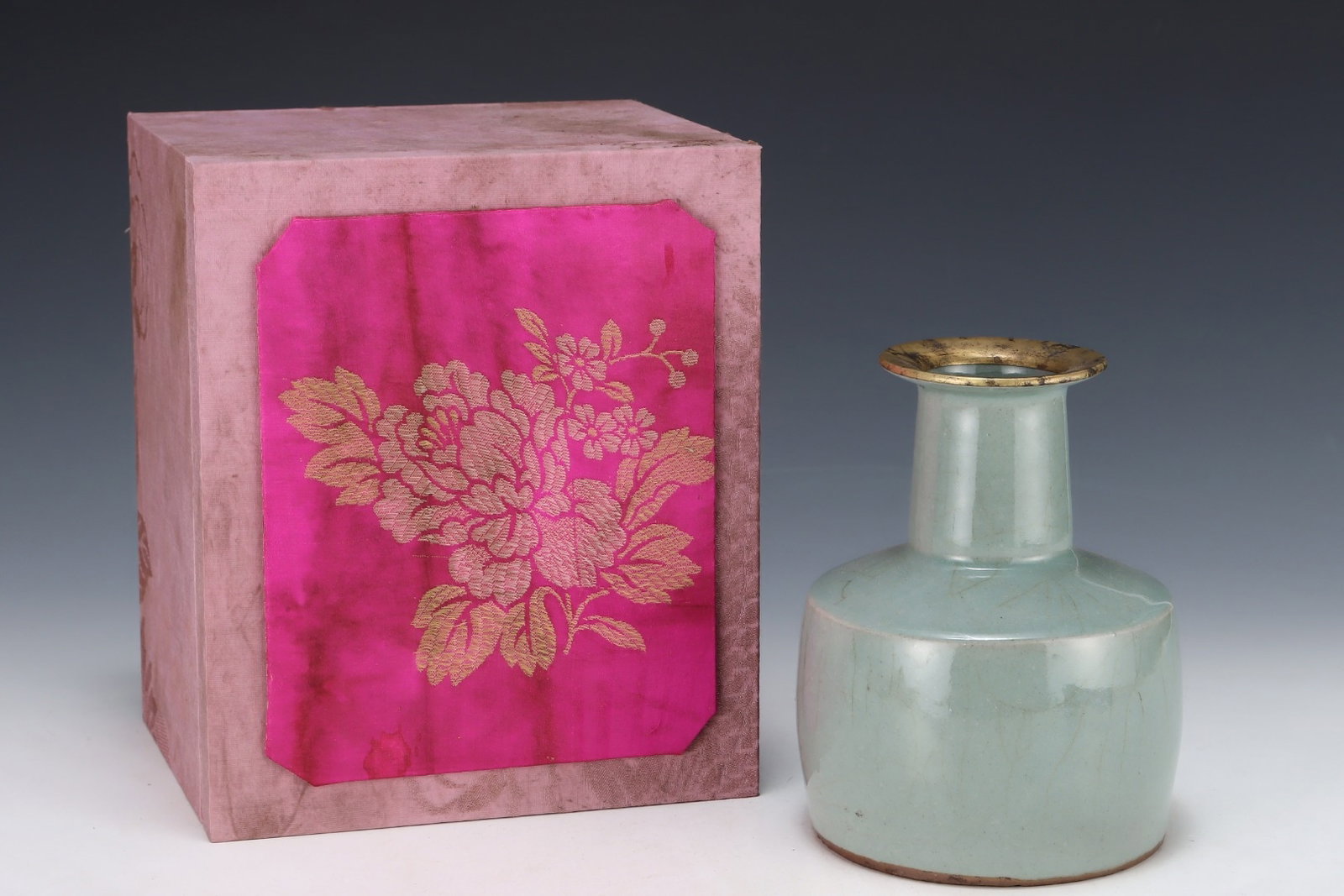 An Exquisite Guan yao Cover with Gold Vase,with an Imperial Poem by Emperor Qianlong: An Exquisite Guan yao Cover with Gold Vase,with an Imperial Poem by Emperor Qianlong,Song Dynasty,China,Size:7.1inx5.5in