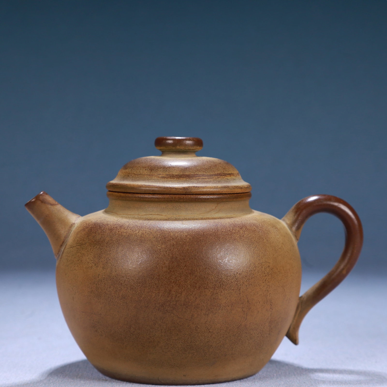 A Brilliant Yixing Clay Ewer: A Brilliant Yixing Clay Ewer. Chinese Ming Dynasty. Made By Shi Dabin. Size:5.7inx3.9inx3.8in. Weight:300g 明代 紫砂壶,款：时大彬制