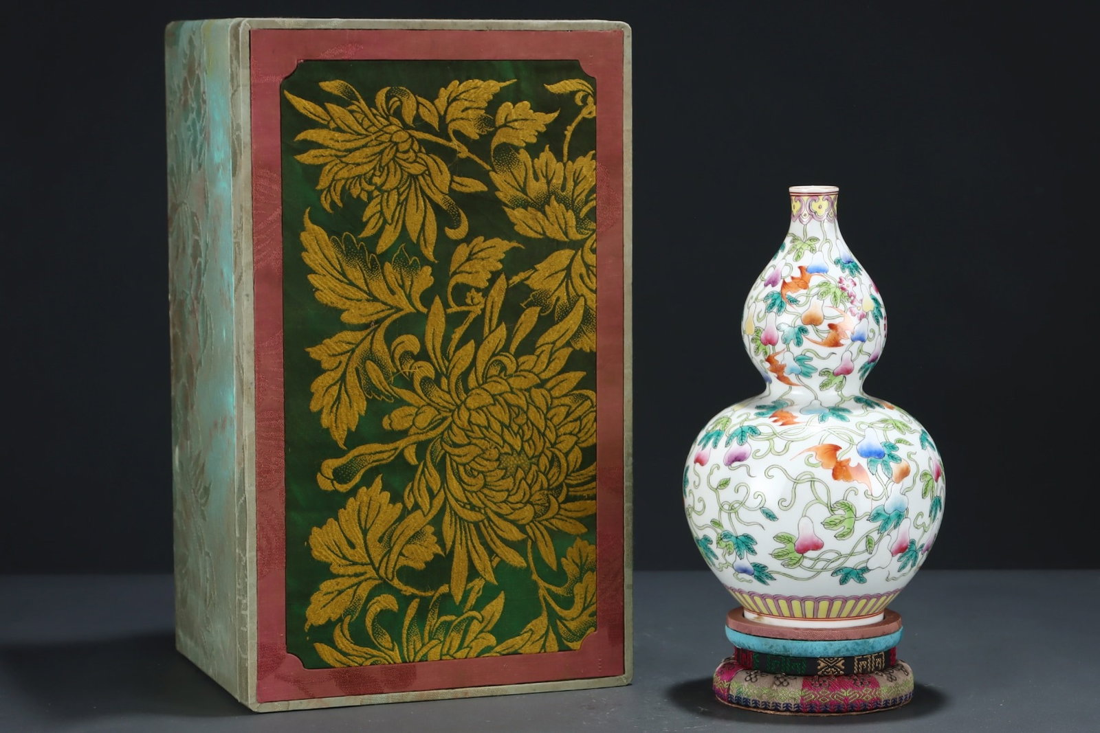 An Exquisite Famille-Rose Painted Gold Bats Gourd Pattern Gourd Vase: An Exquisite Famille-Rose Painted Gold Bats Gourd Pattern Gourd Vase,Qing Dynasty,China,Qianlong Six-character Mark,Size:9.5inx5.7in