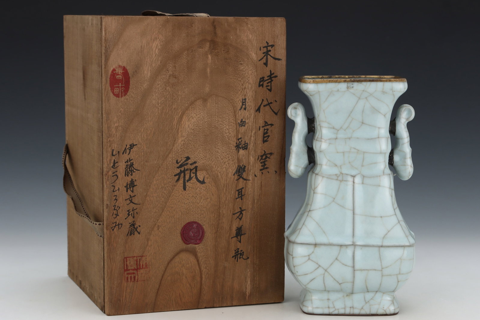 An Exquisite Guan yao White Glazed Cover with Gold Double-Ears Vase,with an Imperial Poem by Emperor: An Exquisite Guan yao White Glazed Cover with Gold Double-Ears Vase,with an Imperial Poem by Emperor Qianlong,Song Dynasty,China,Size:8.9inx4.9in 官窑白釉金口ࡡ