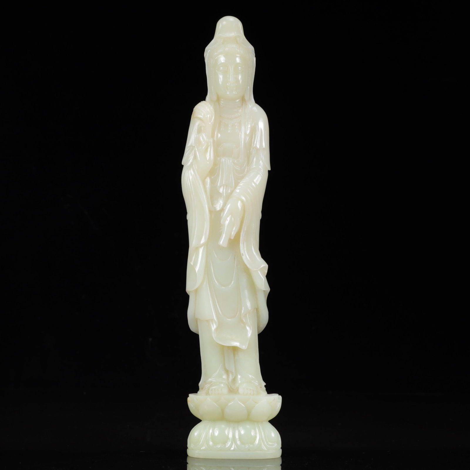 An Exquisite White Jade Statue of Avalokitesvara: An Exquisite White Jade Statue of Avalokitesvara,Qing Dynasty, China,Size:2.4inx1.2inx11.6in,Weight:757g 白玉观音像,中国清代