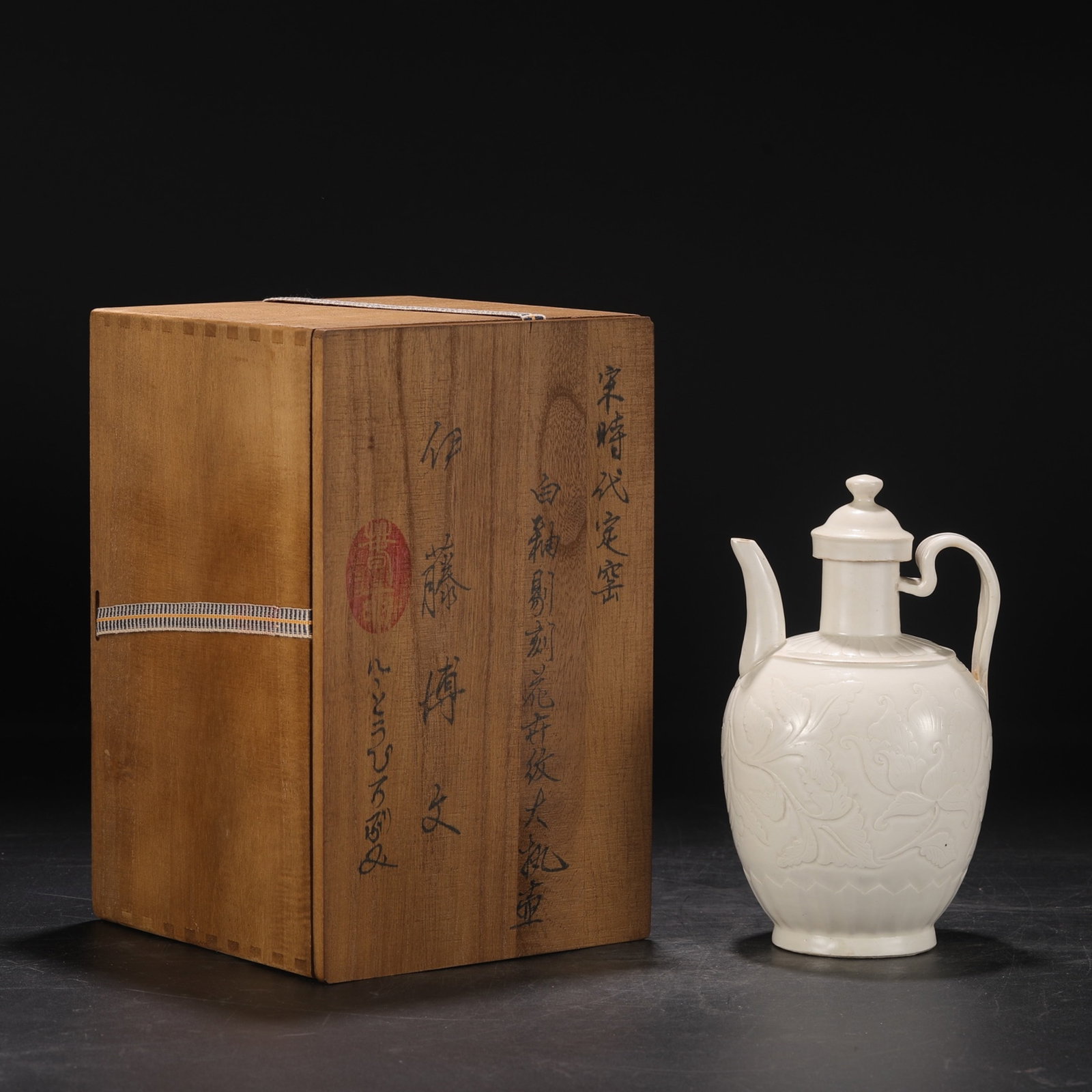 An Exquisite Ding yao White Glazed Flower Pattern Ewer: An Exquisite Ding yao White Glazed Flower Pattern Ewer,Song Dynasty,China,Size:8.5inx4.3in 定窑白釉花卉纹执壶,中国宋代