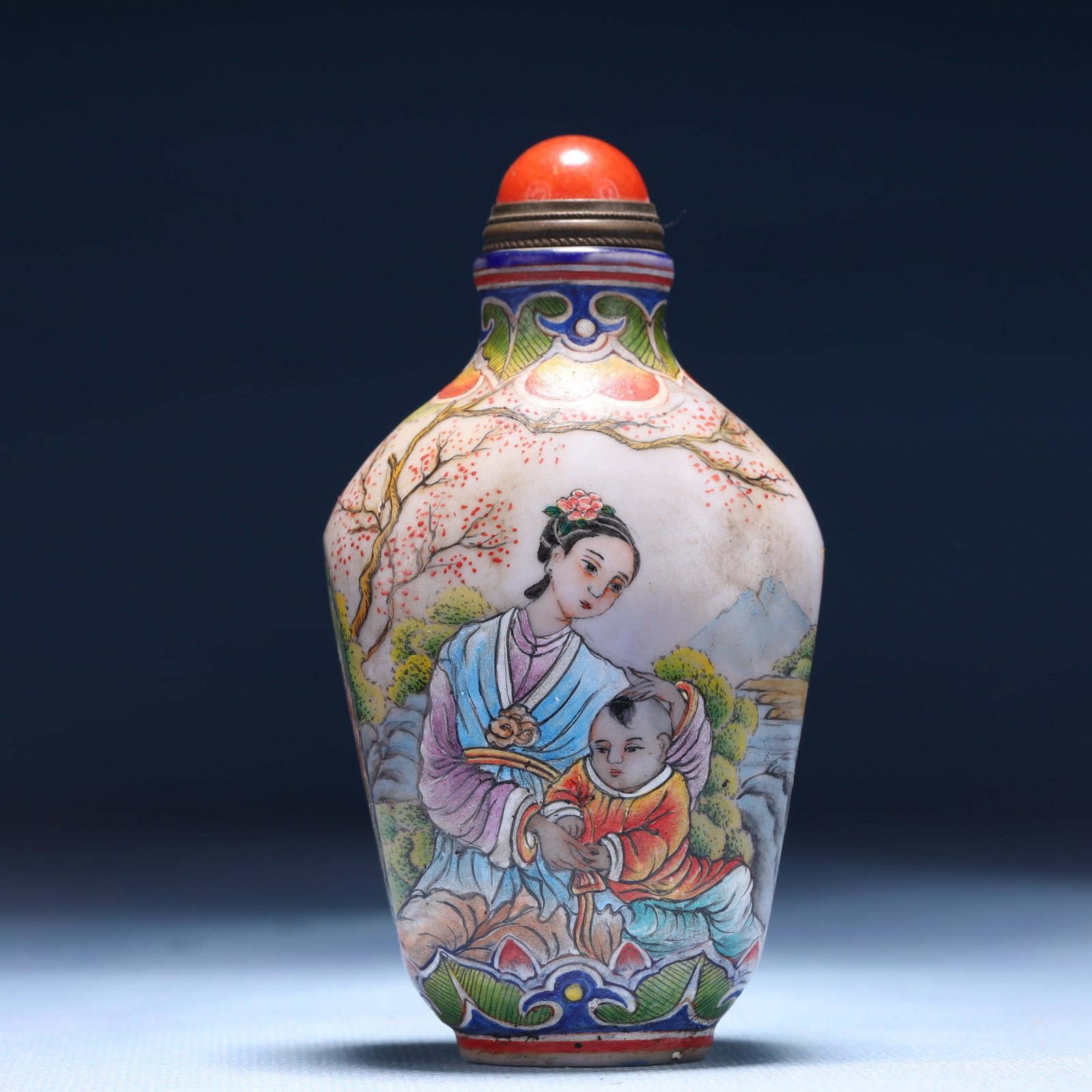 An Exquisite Glass Character and Story Pattern Snuff Bottle: An Exquisite Glass Character and Story Pattern Snuff Bottle,Qing Dynasty,China,Qianlong Four-character Mark,Size:2inx1.6inx3.7in,Weight:125g 琉璃人物故事纹