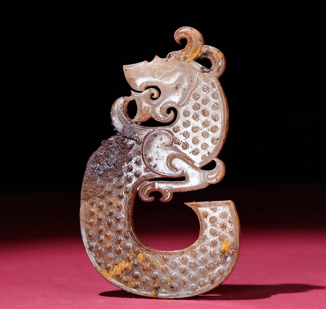 An Exquisite White Jade Dragon Pattern Pendant: An Exquisite White Jade Dragon Pattern Pendant,Ancient times,China,Size:4.7inx2.8inx0.2in,Weight:68g 白玉龙纹挂件,远古时期