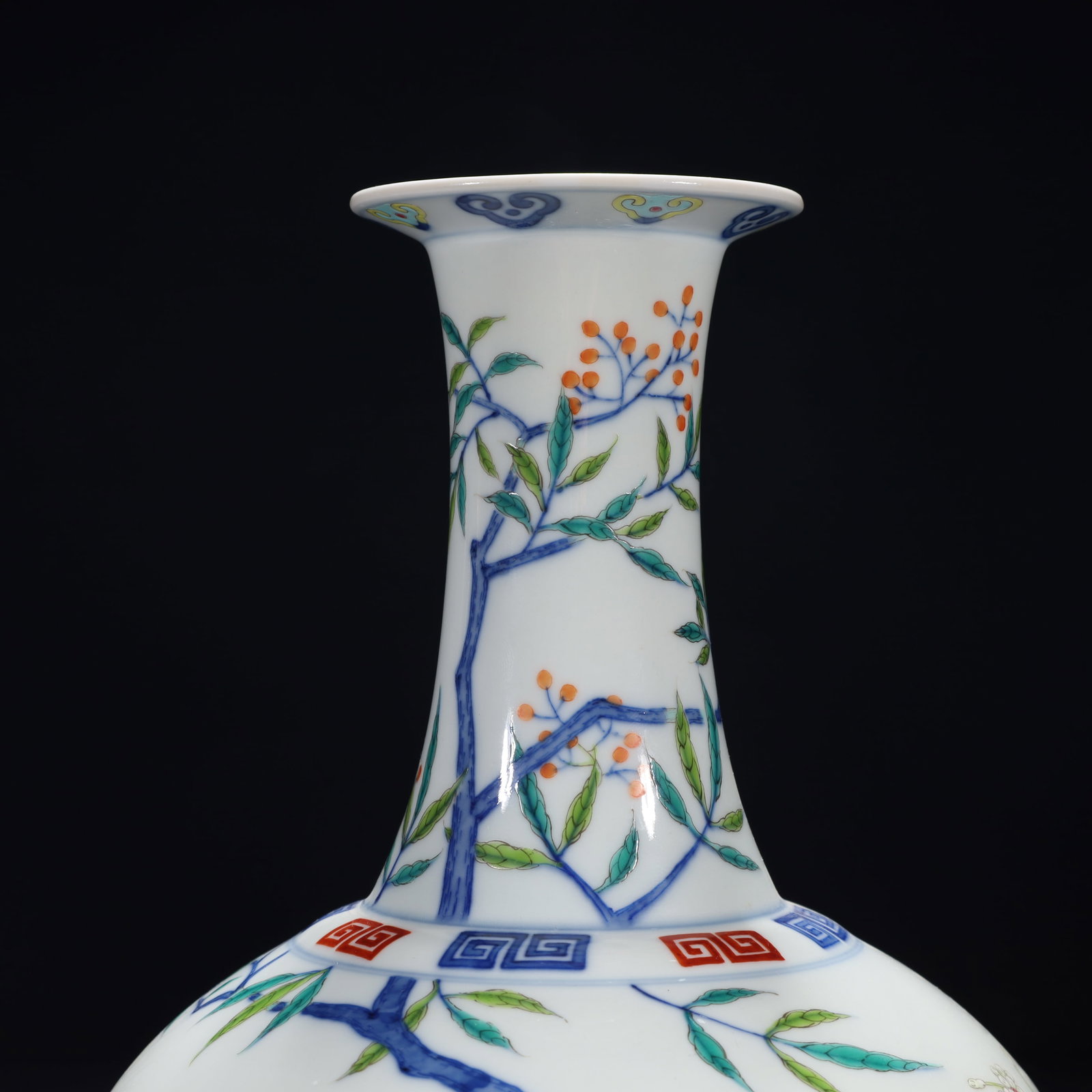 An Exquisite Doucai Flower Pattern Vase - 2