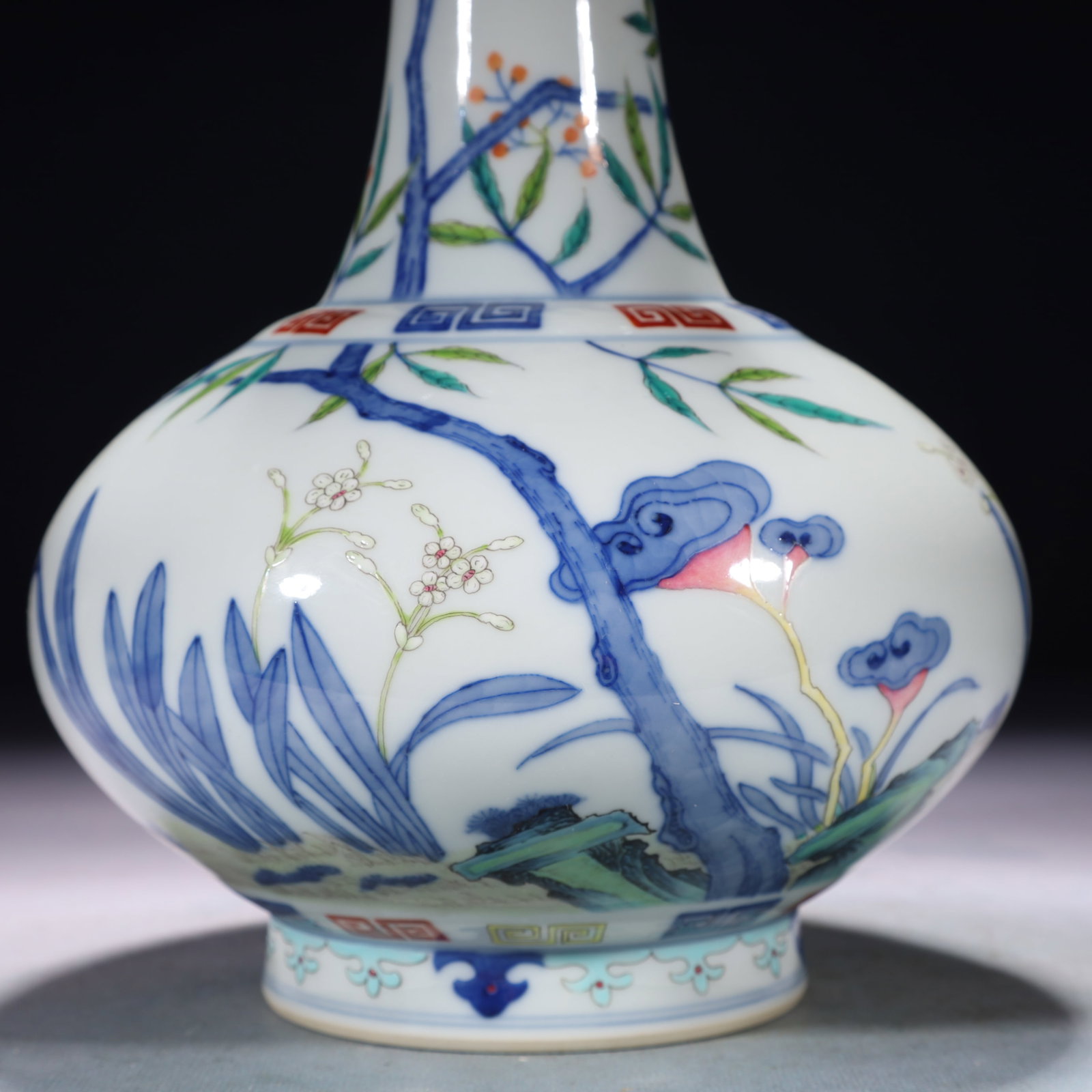 An Exquisite Doucai Flower Pattern Vase - 3