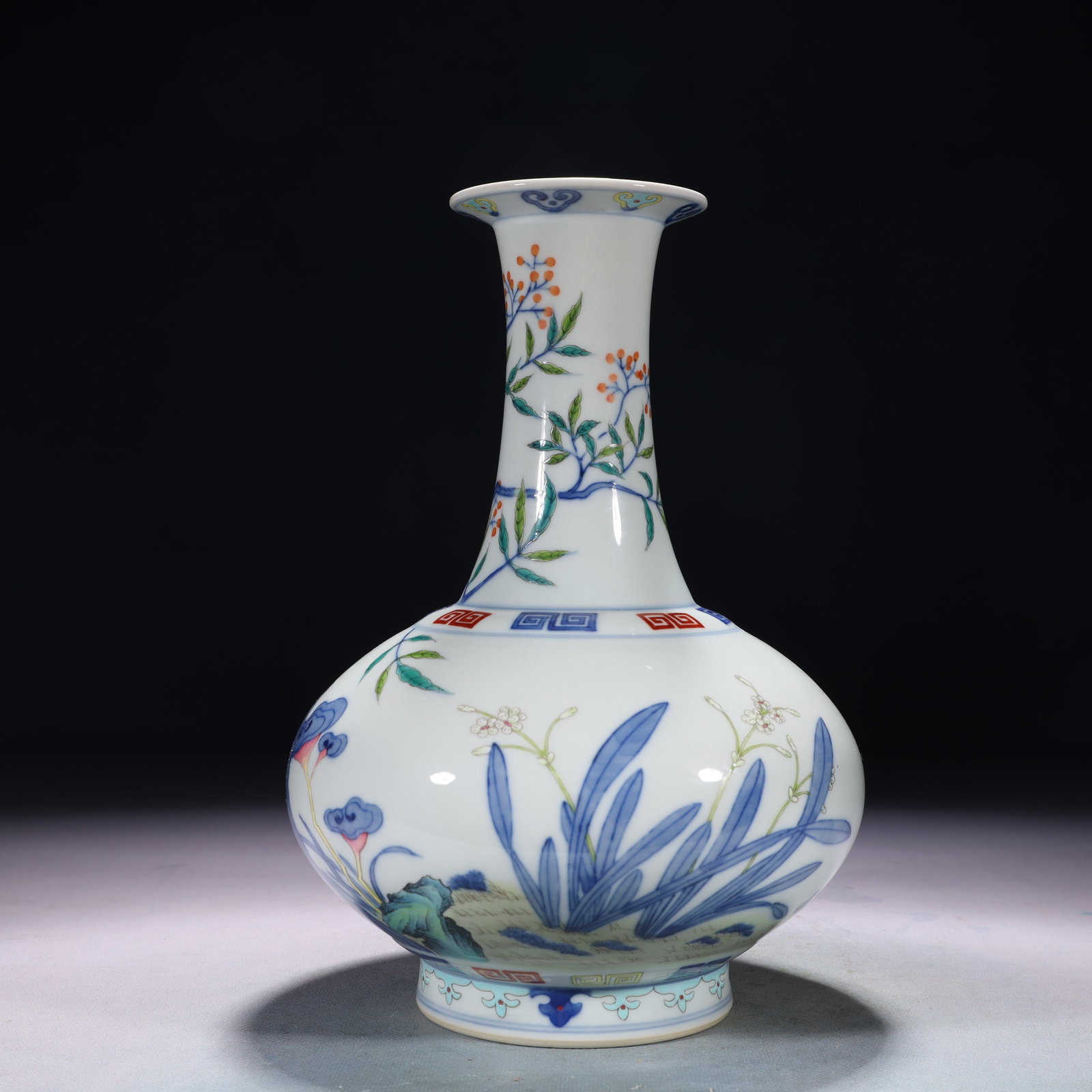 An Exquisite Doucai Flower Pattern Vase - 4
