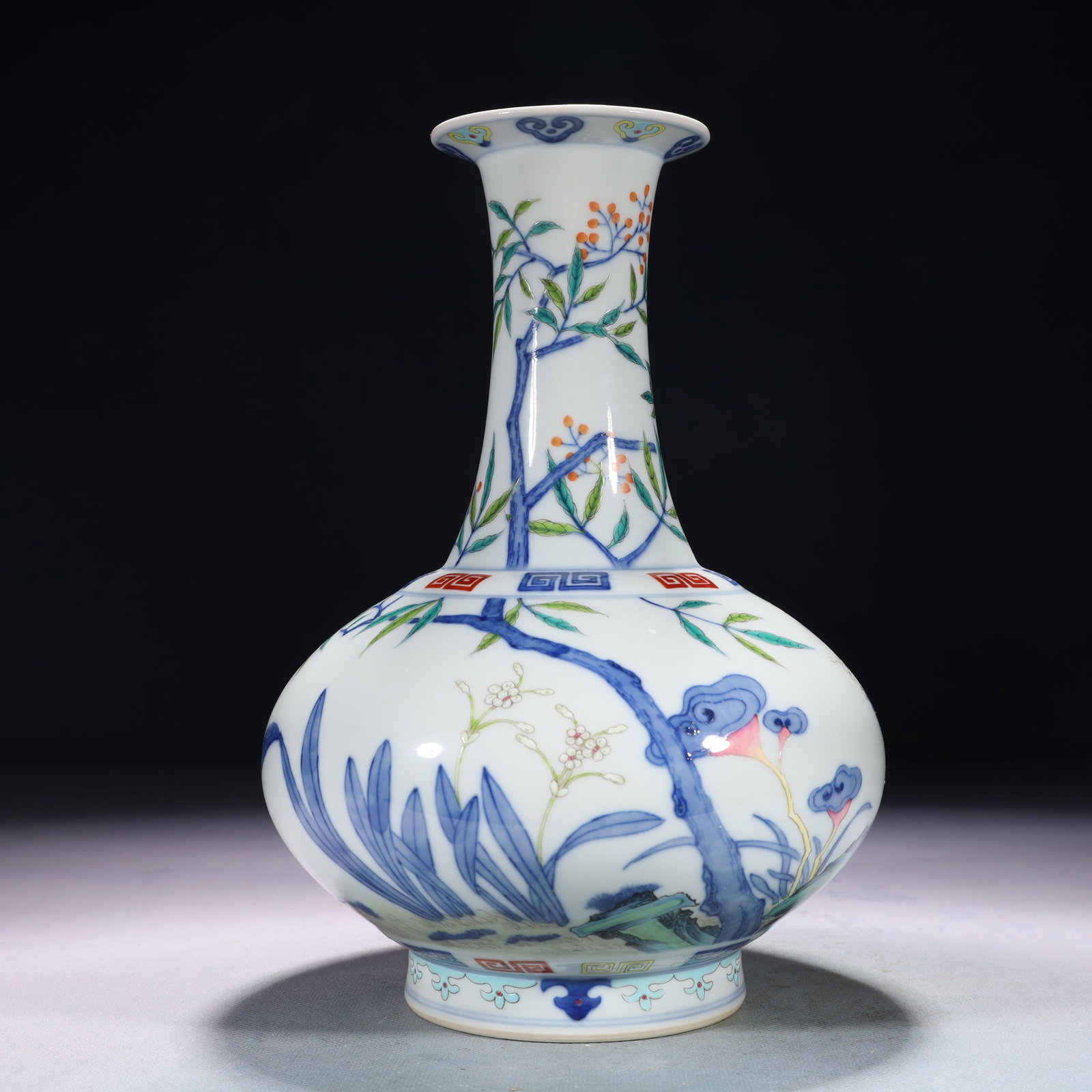 An Exquisite Doucai Flower Pattern Vase - 7