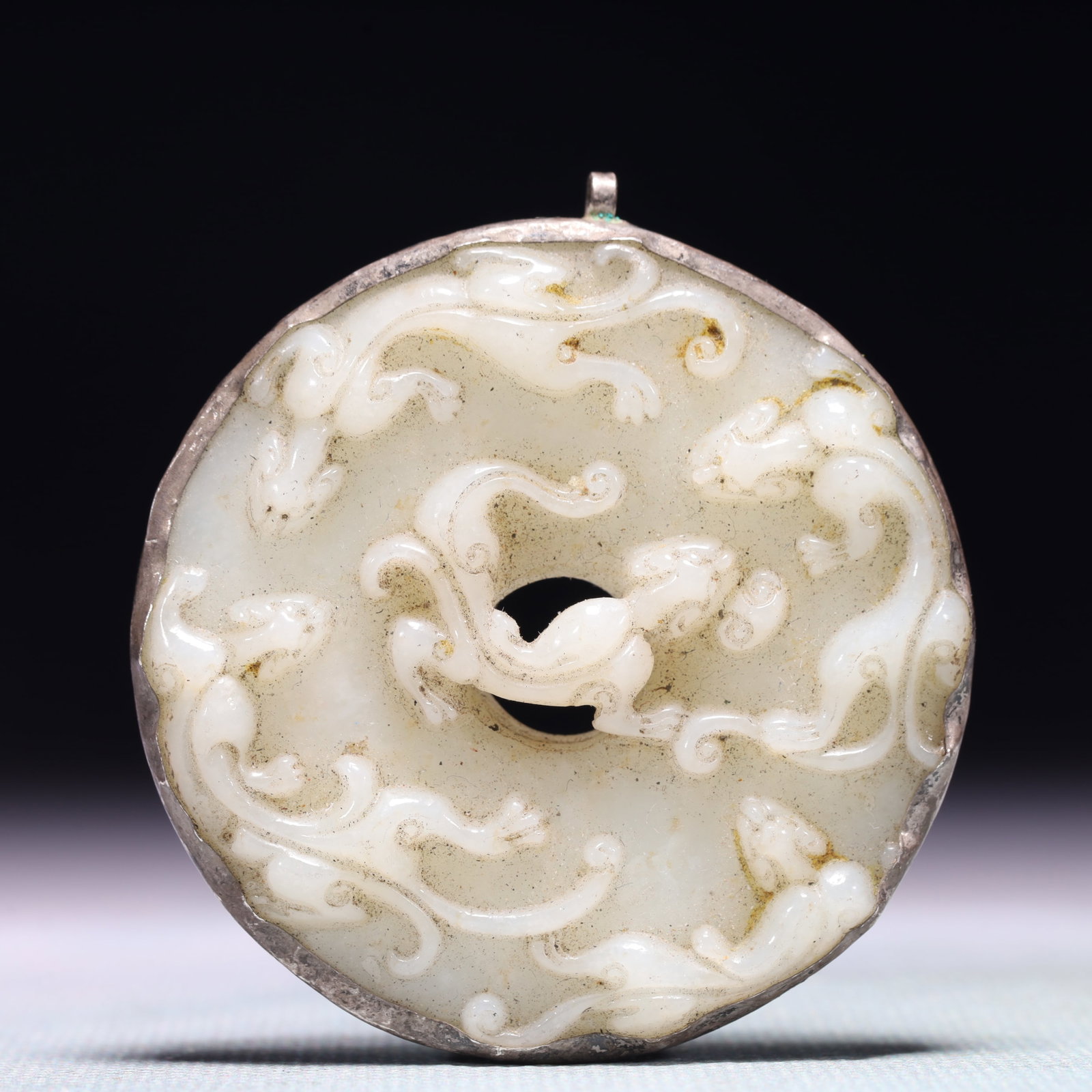 An Exquisite Silver Inlaid White Jade Chi-Dragon Pattern Pendant: An Exquisite Silver Inlaid White Jade Chi-Dragon Pattern Pendant,Qing Dynasty,China,Size:2.2inx0.4inx2.2in,Weight:59.6g 银嵌白玉螭龙纹挂件,中