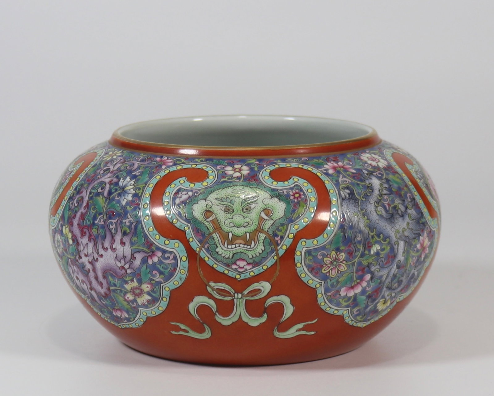 An Exquisite Famille-Rose Painted Gold Auspicious Beast Pattern Brush Washer: An Exquisite Famille-Rose Painted Gold Auspicious Beast Pattern Brush Washer,Qing Dynasty,China,Qianlong Six-character Mark,Size:3.7inx4.6in 粉彩描金瑞兽纹