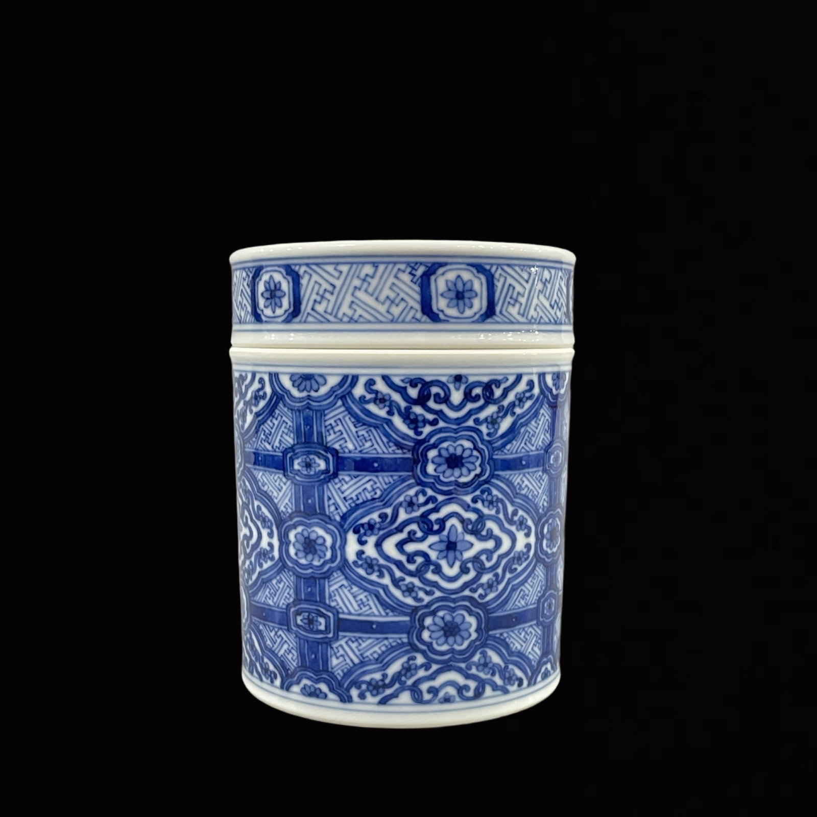 An Exquisite Blue and White Flower Pattern Jar with Cover: An Exquisite Blue and White Flower Pattern Jar with Cover,Qing Dynasty,China,Qianlong Six-character Mark,Size:4.3inx3.5in 青花花卉纹盖罐,中国ę