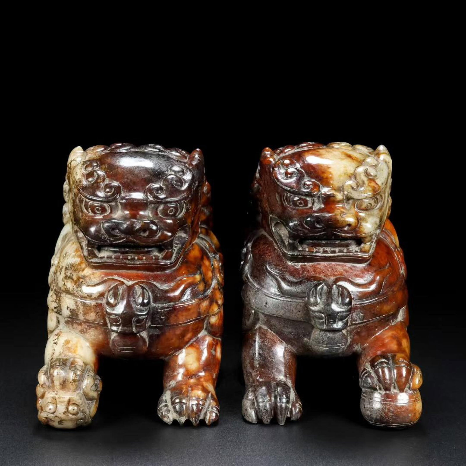 A Pair of Exquisite White Jade Lion Ornaments (1 of 9)