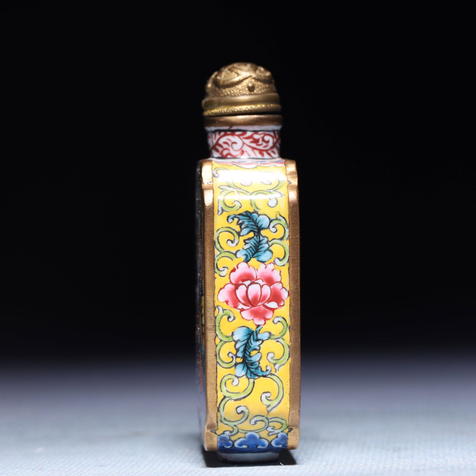 An Exquisite Painted Enamel Figure Pattern Snuff Bottle - 3