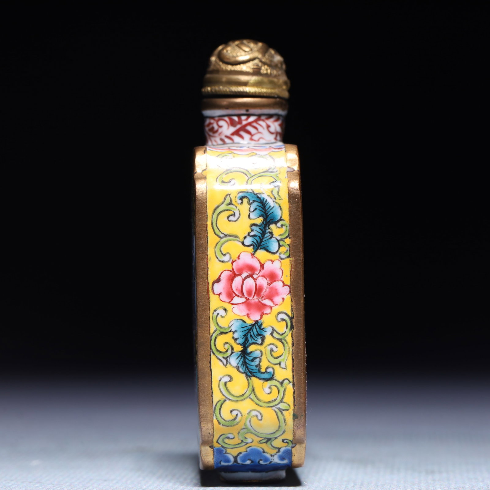 An Exquisite Painted Enamel Figure Pattern Snuff Bottle - 6