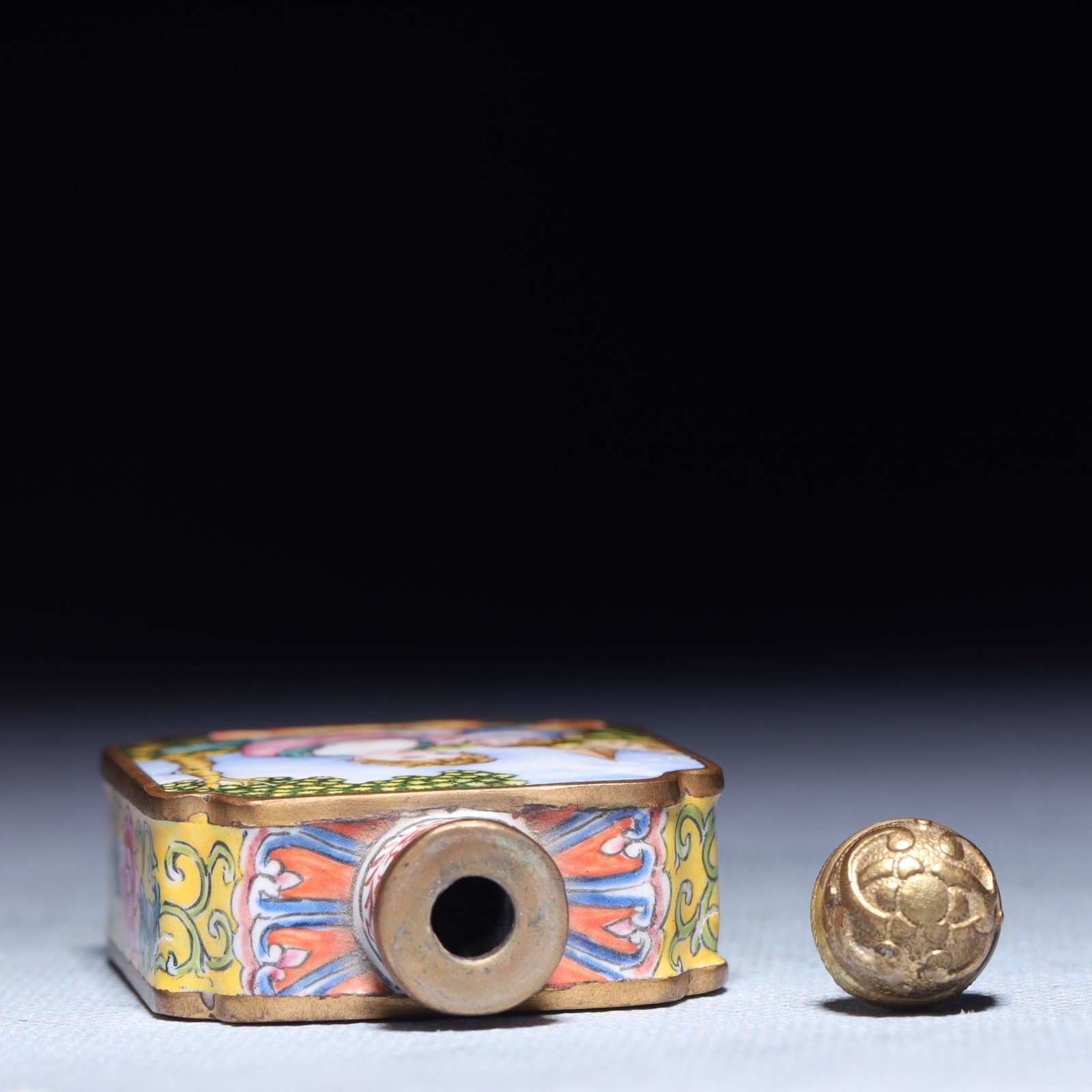 An Exquisite Painted Enamel Figure Pattern Snuff Bottle - 7