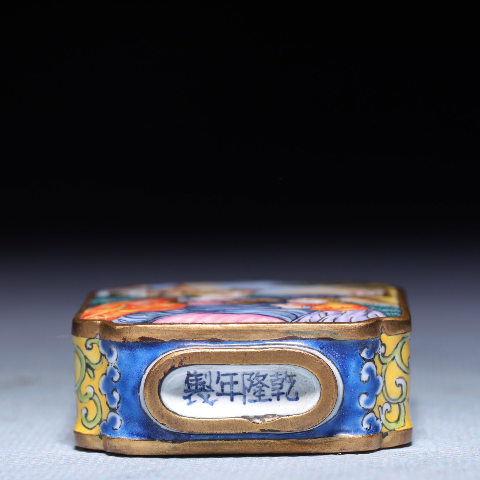 An Exquisite Painted Enamel Figure Pattern Snuff Bottle - 8