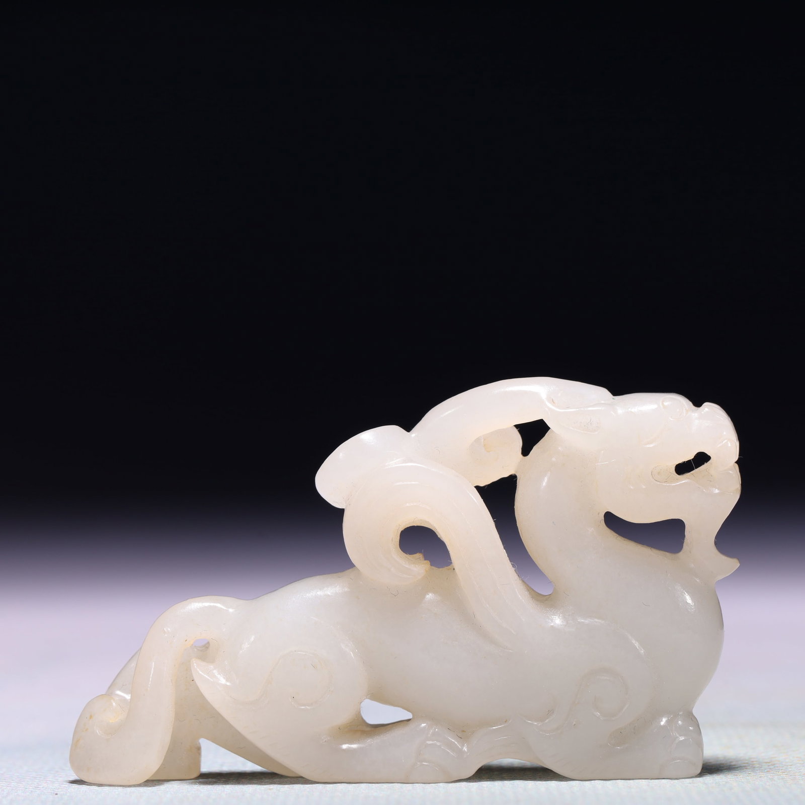 An Exquisite White Jade Unicorn Ornament: An Exquisite White Jade Unicorn Ornament,Qing Dynasty,China,Size:2.6inx0.4inx1.5in,Weight:48.2g 白玉独角兽摆件,中国清代