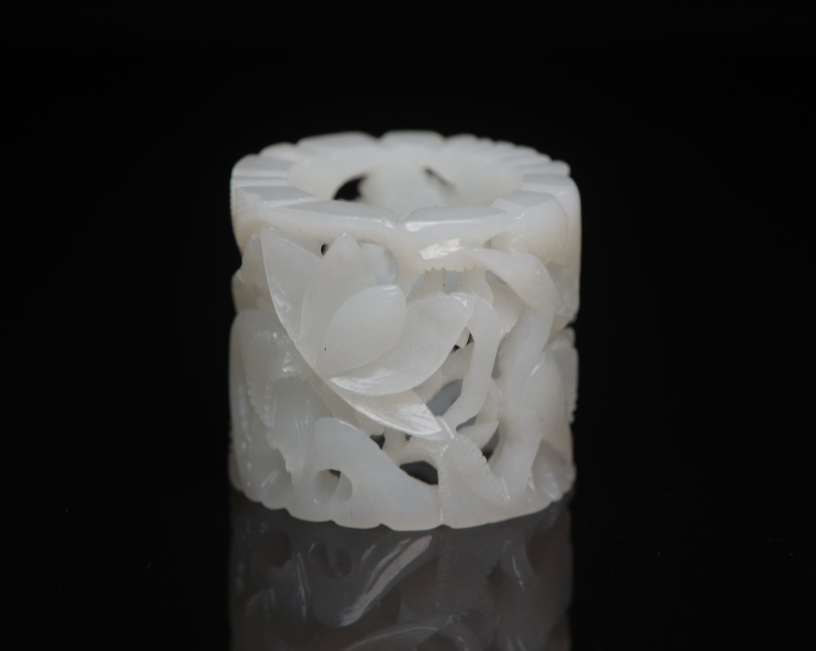 An Exquisite White Jade Flower Pattern Thumb Ring - 2
