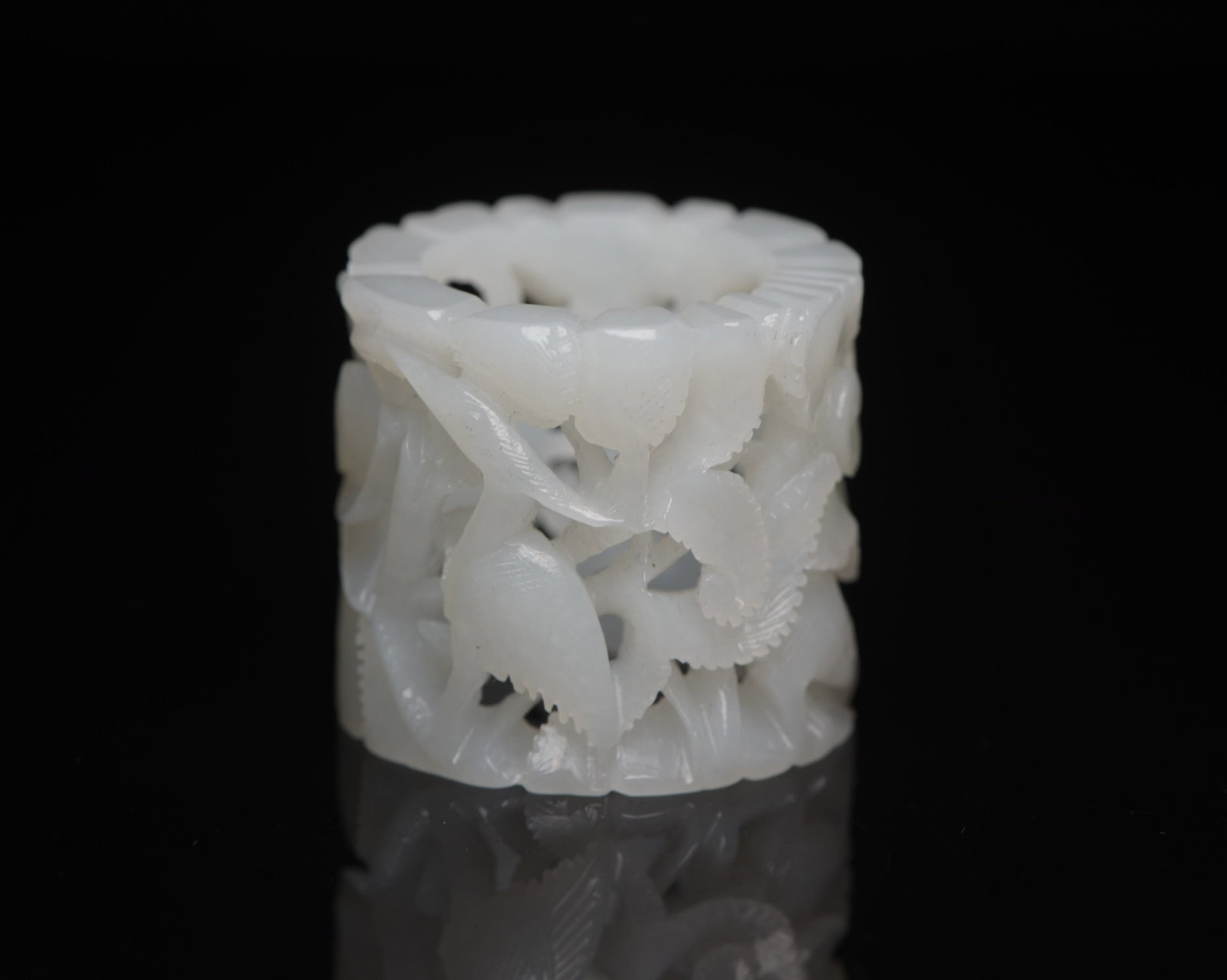 An Exquisite White Jade Flower Pattern Thumb Ring - 3