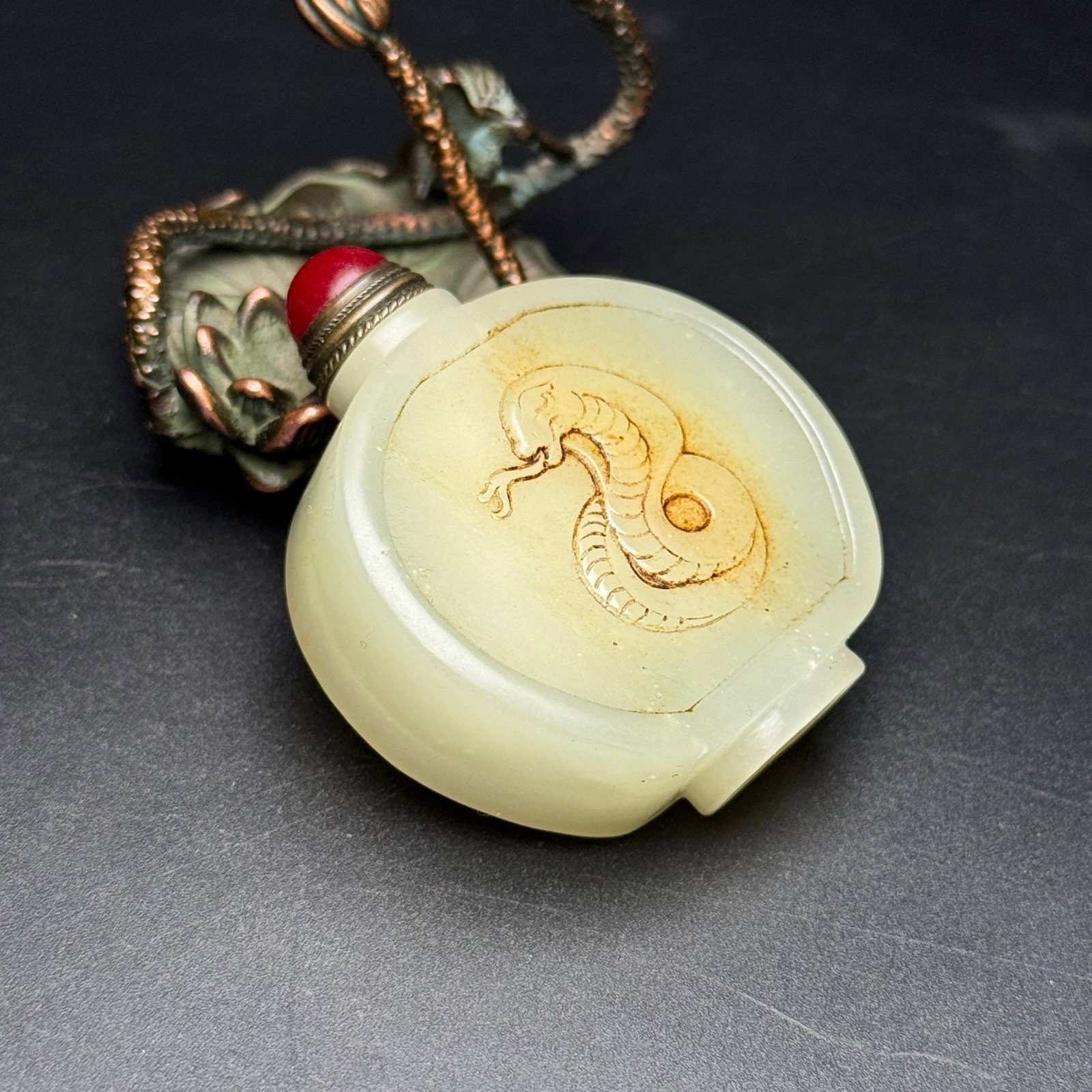 An Exquisite White Jade Snake Pattern Snuff Bottle - 3