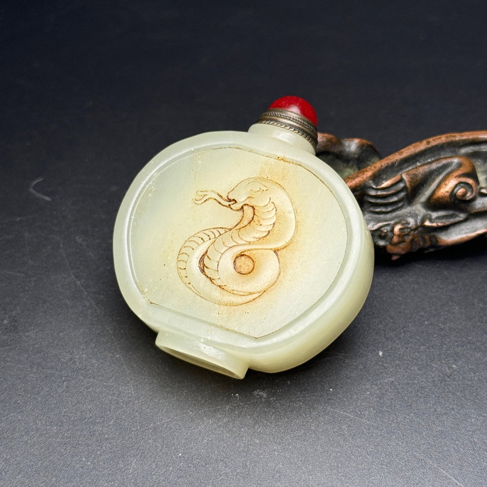 An Exquisite White Jade Snake Pattern Snuff Bottle - 7
