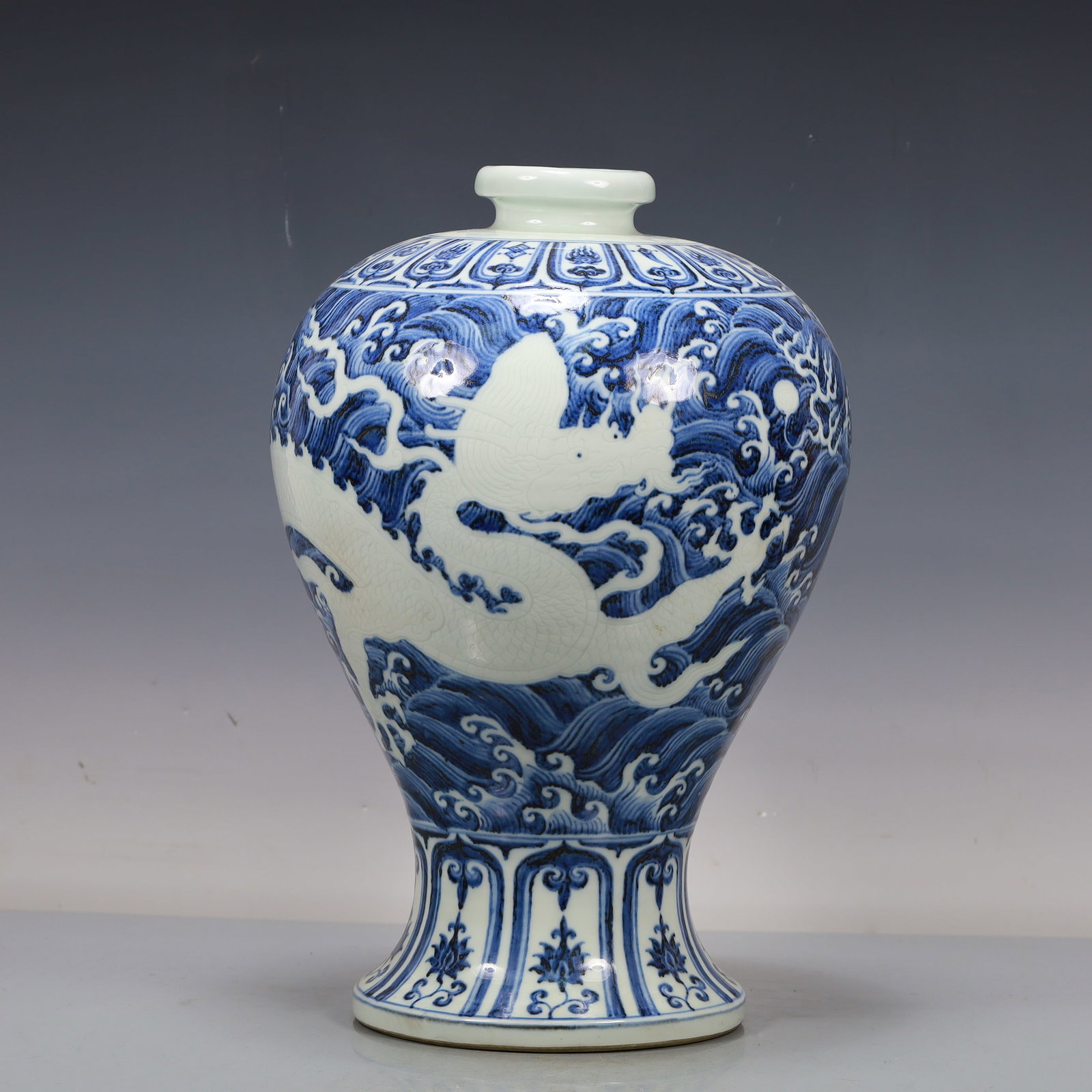 A Gorgeous Blue And White 'Dragon& Ocean' Vase: A Gorgeous Blue And White 'Dragon& Ocean' Vase. Chinese Ming Dynasty. Size:9.4inx16.5in. Weight:6456g. 明代 青花海水龙纹瓶
