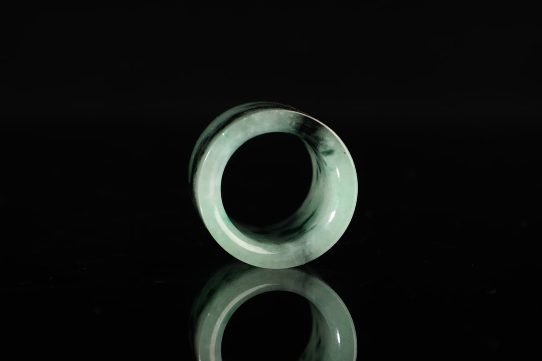 An Exquisite Jadeite Fingerstall - 4