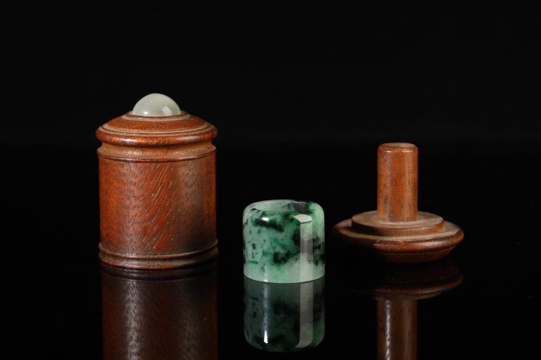 An Exquisite Jadeite Fingerstall - 5