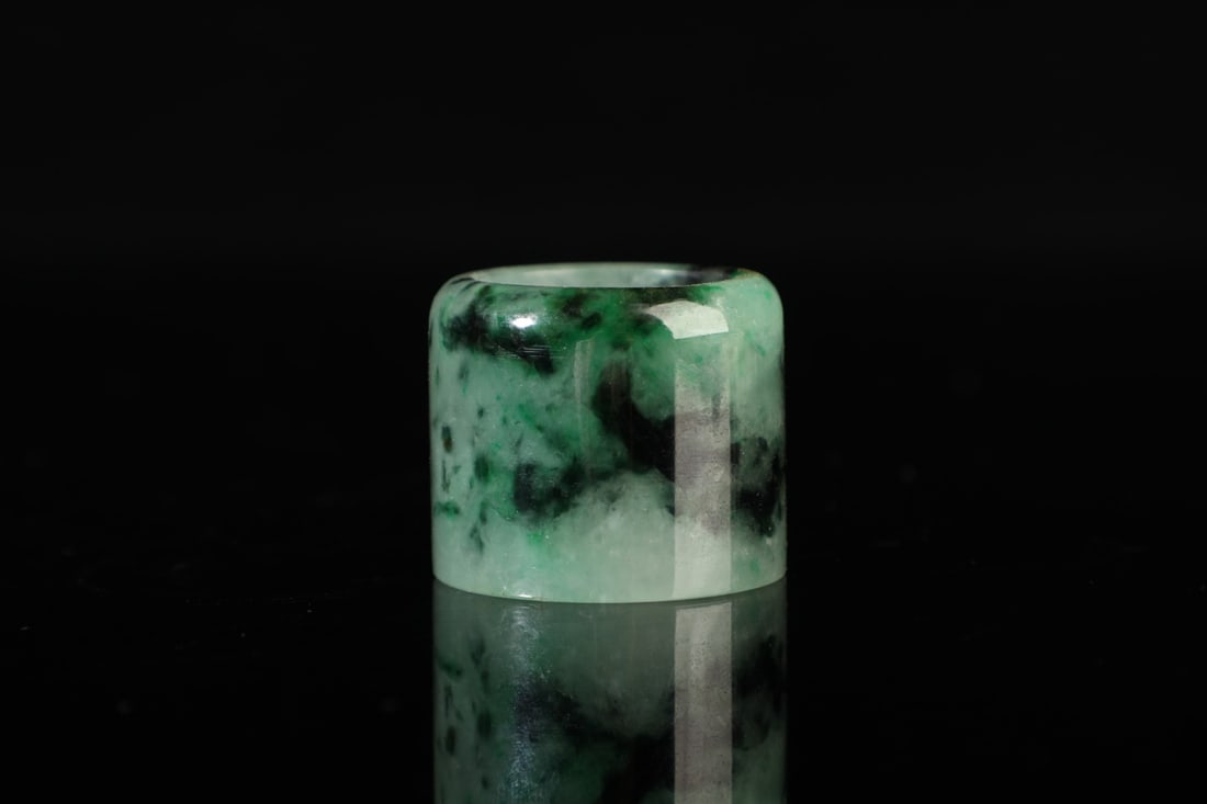 An Exquisite Jadeite Fingerstall - 6