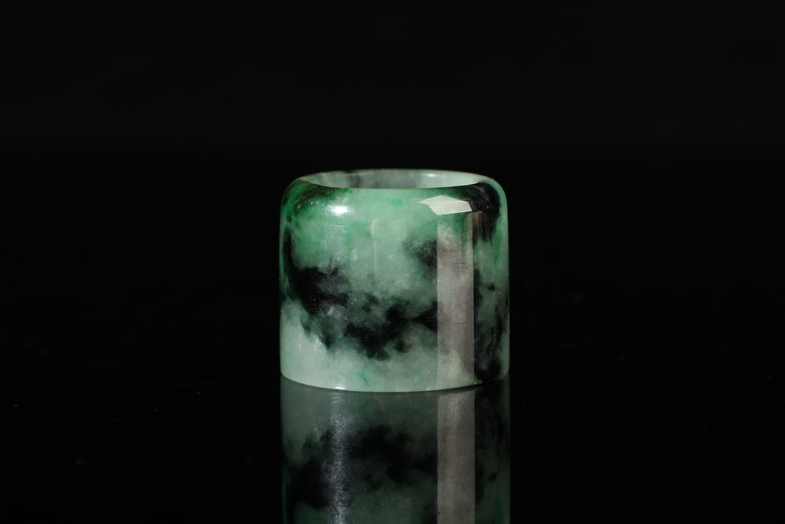 An Exquisite Jadeite Fingerstall - 7