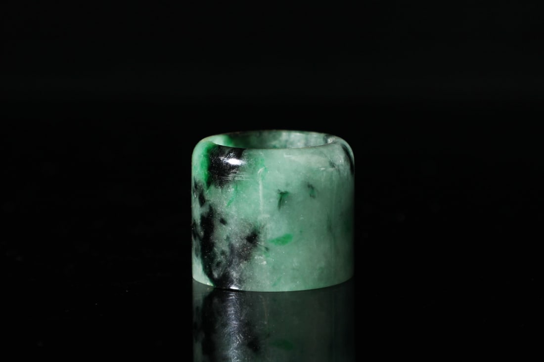 An Exquisite Jadeite Fingerstall - 8