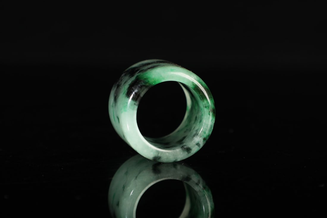 An Exquisite Jadeite Fingerstall - 9