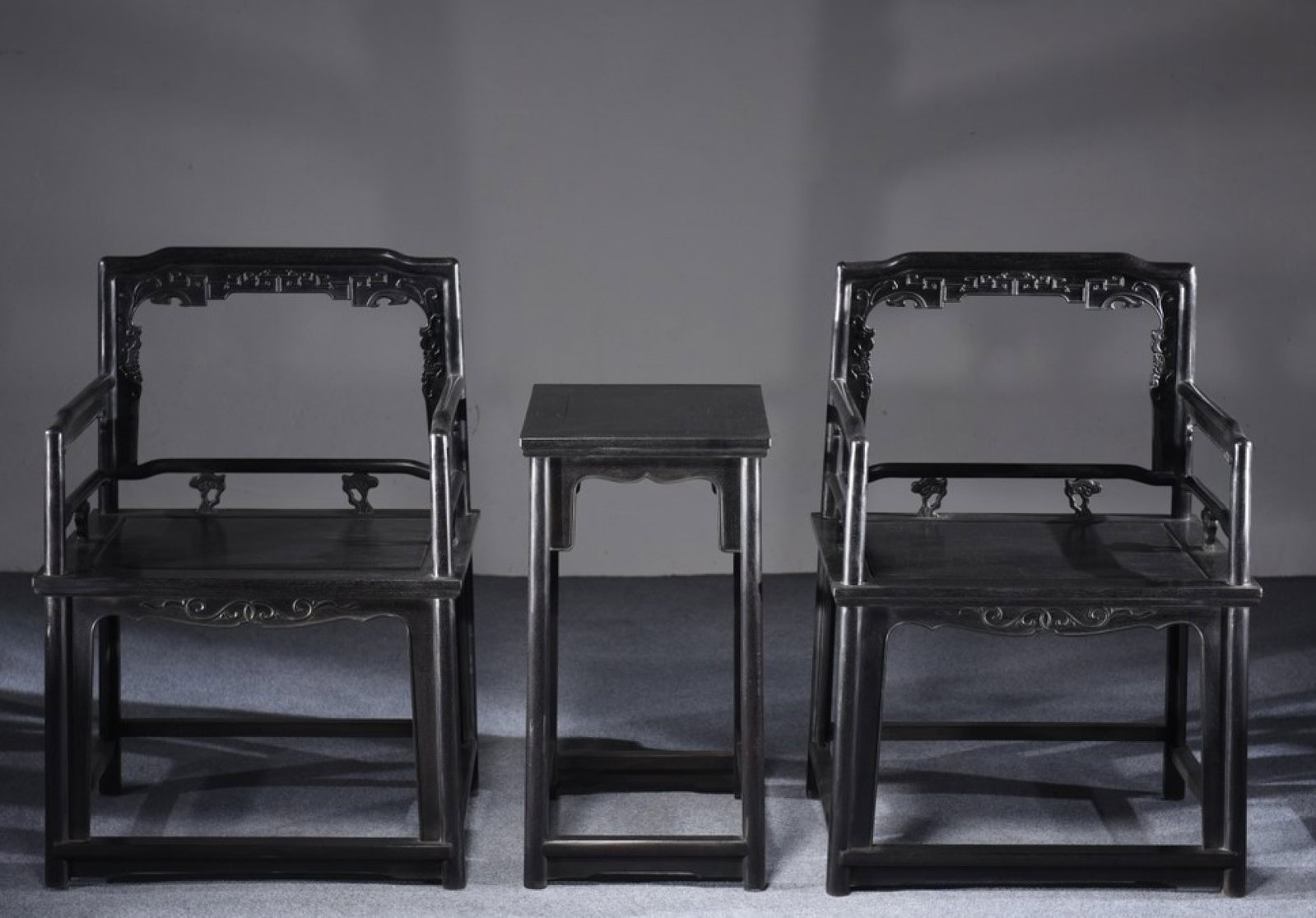 A Set of Zitanwood Table and Armchair: A Set of Zitanwood Table and Armchair,Qing Dynasty, China,Armchair Size:24.4inx18.9inx18.9in;Table Size:18.1inx15inx26.8in 一组紫檀木茶几和太ð
