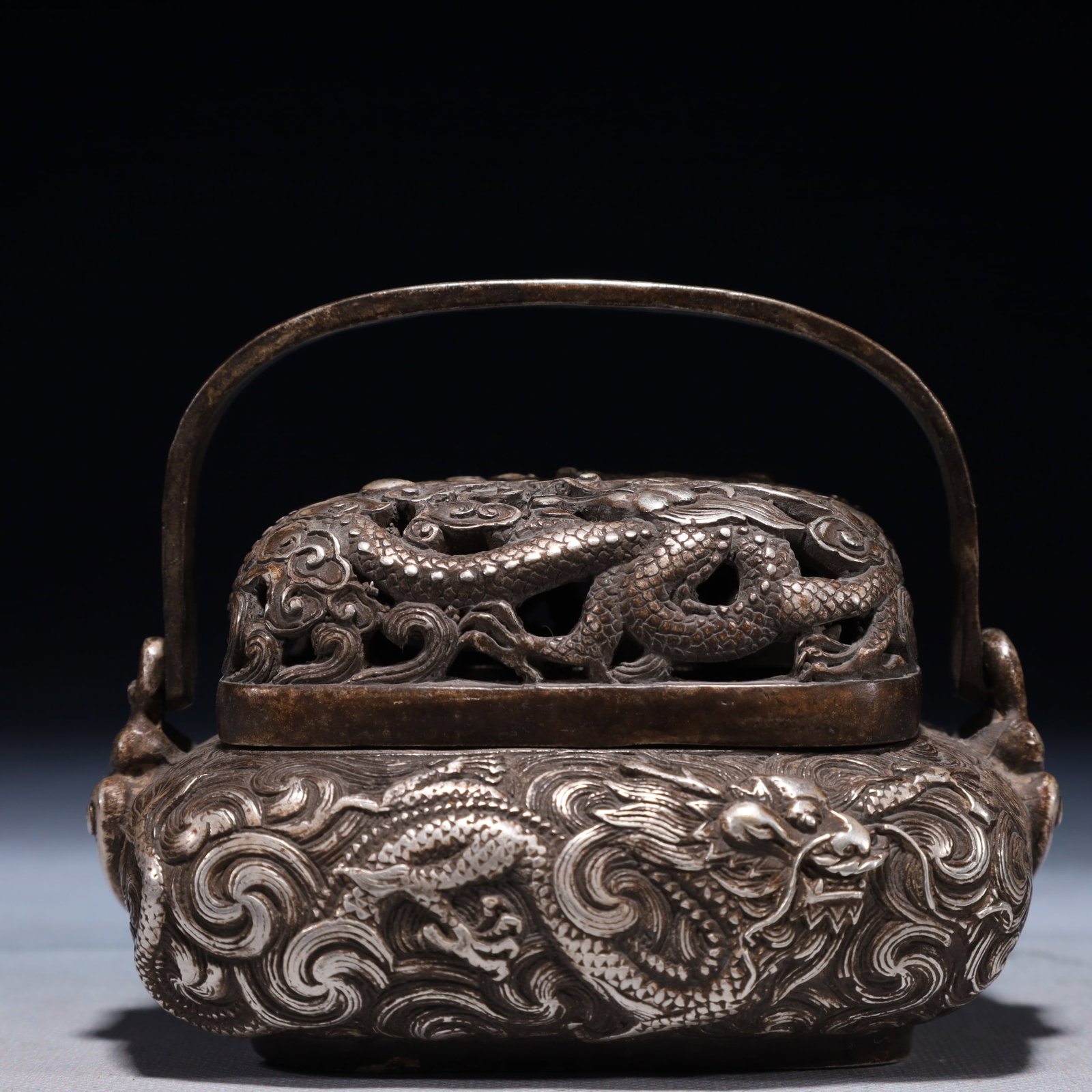 An Exquisite Silver-plated Bronze Auspicious Cloud and Dragon Pattern Loop-Handled Censer: An Exquisite Silver-plated Bronze Auspicious Cloud and Dragon Pattern Loop-Handled Censer,Qing Dynasty,China,With Mark,Size:4.7inx3.1inx3.9in,Weight:700g