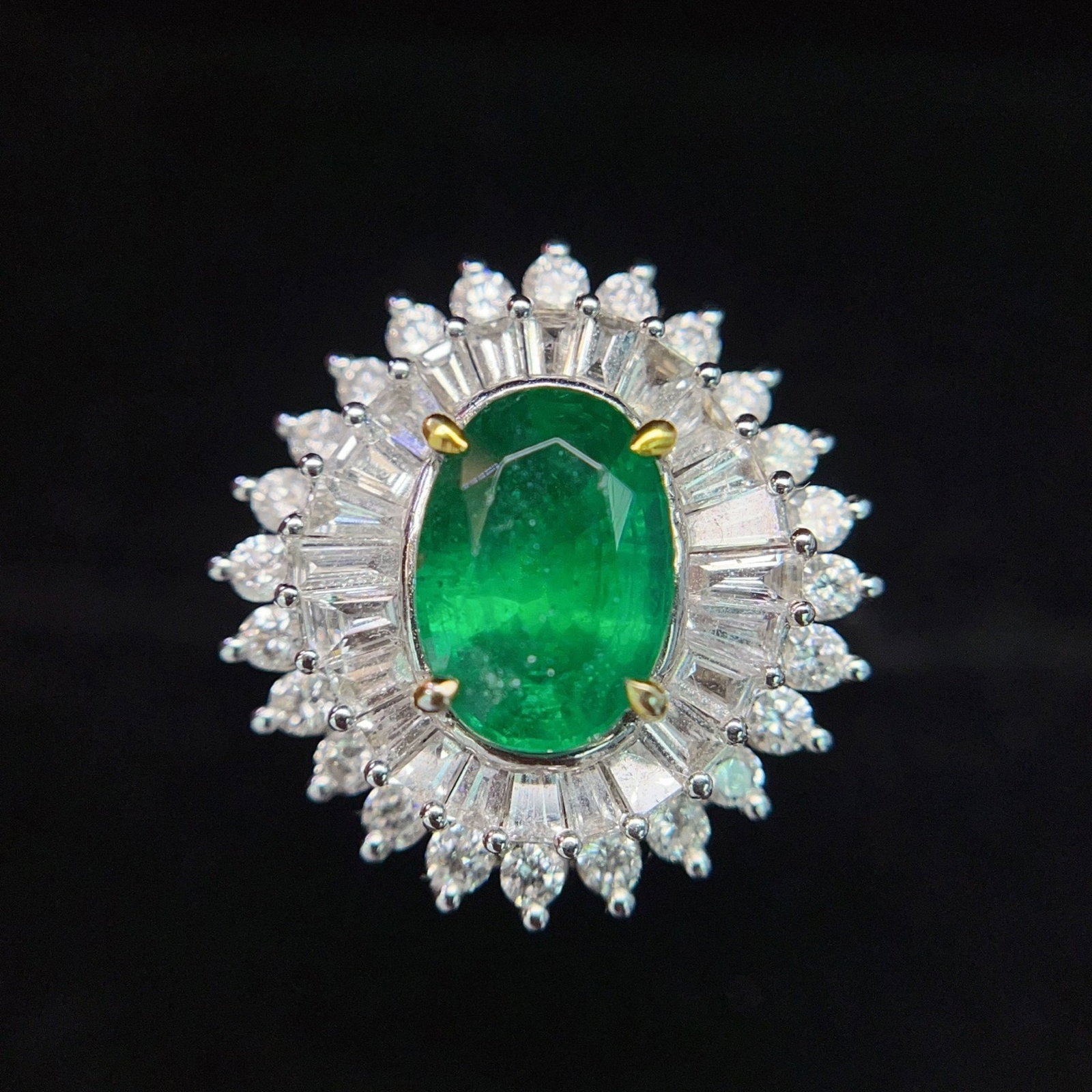 A Exquisite 18k Gold Inlaid 1.75ct Vivid Green Ring,Inlaid Diamond: A Exquisite 18k Gold Inlaid 1.75ct Vivid Green Ring,Inlaid Diamond,Total Weight:6.84g 18k金镶 1.75ct 祖母绿戒指,嵌钻石
