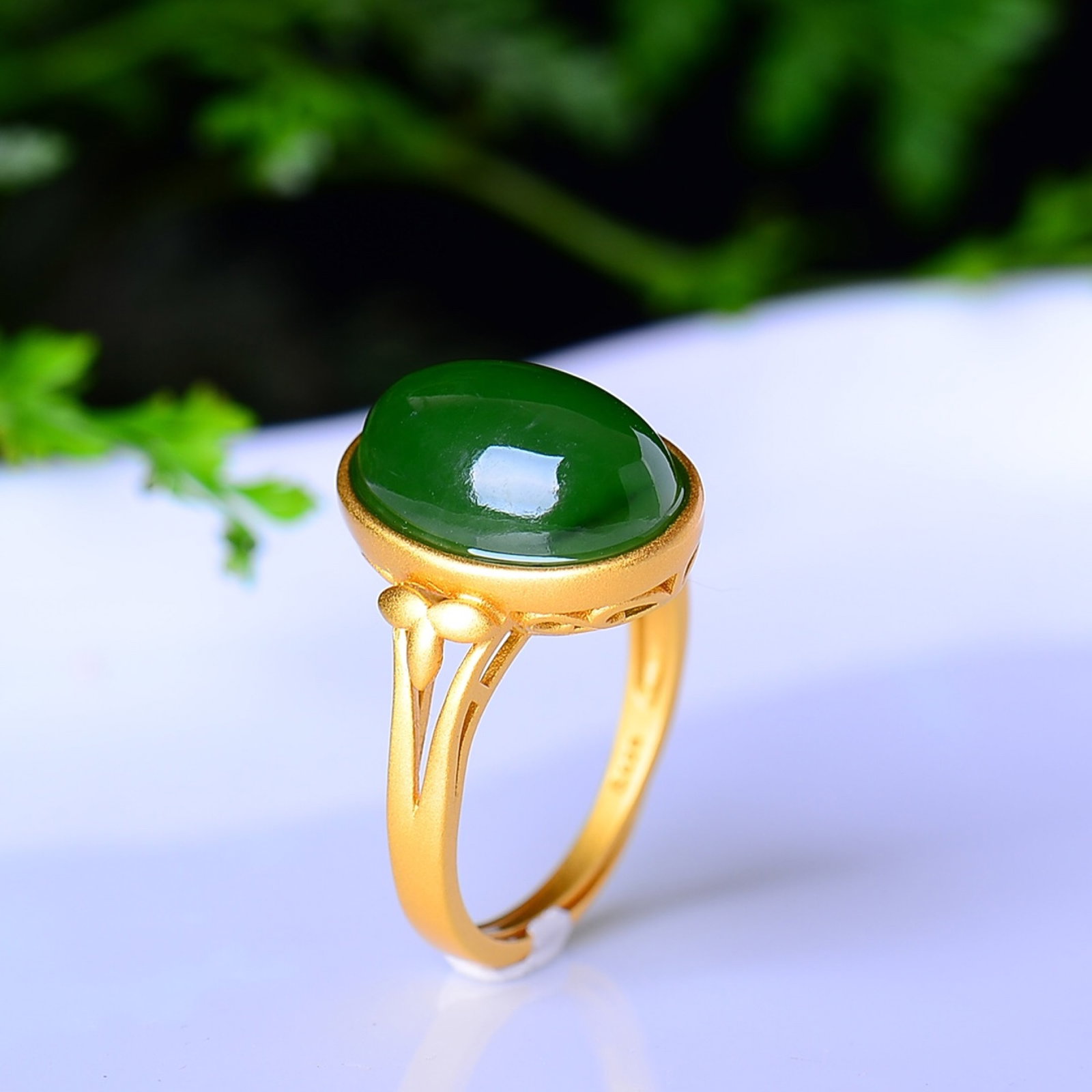 An Exquisite Sterling Silver-Gold Plated Inlaid Jasper Ring: An Exquisite Sterling Silver-Gold Plated Inlaid Jasper Ring,Size:0.4inx0.6in 纯银镀金镶碧玉戒指