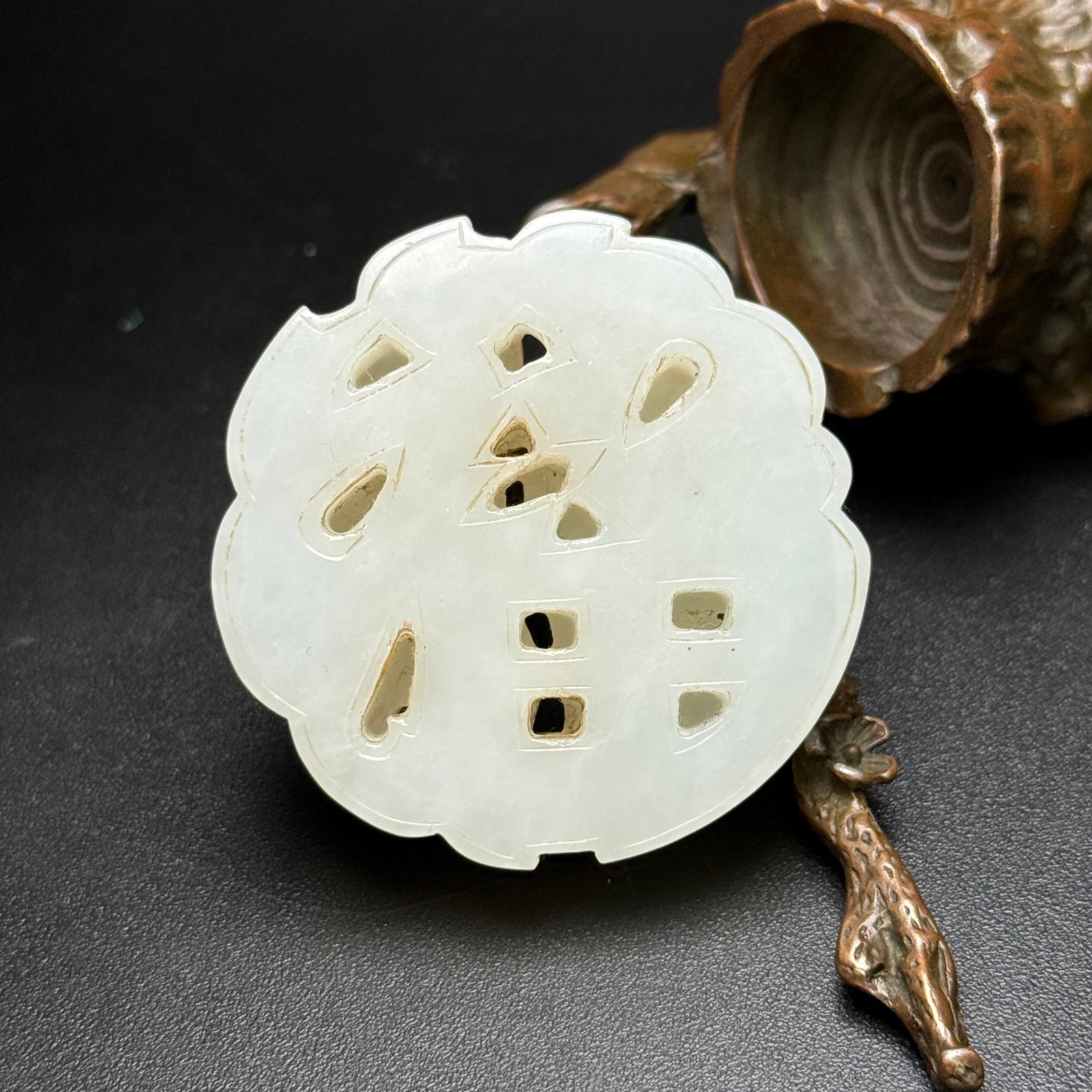 An Exquisite White Jade Figure Pattern Pendant - 2