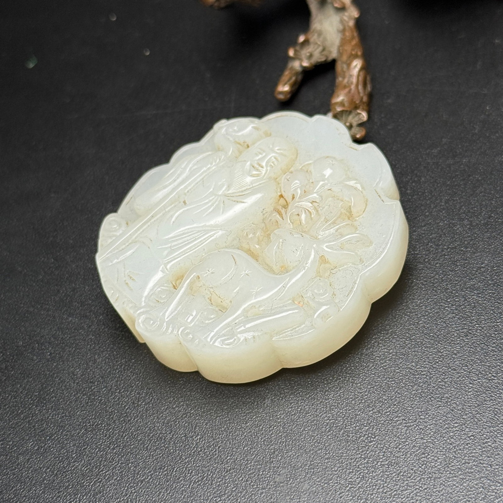 An Exquisite White Jade Figure Pattern Pendant - 3