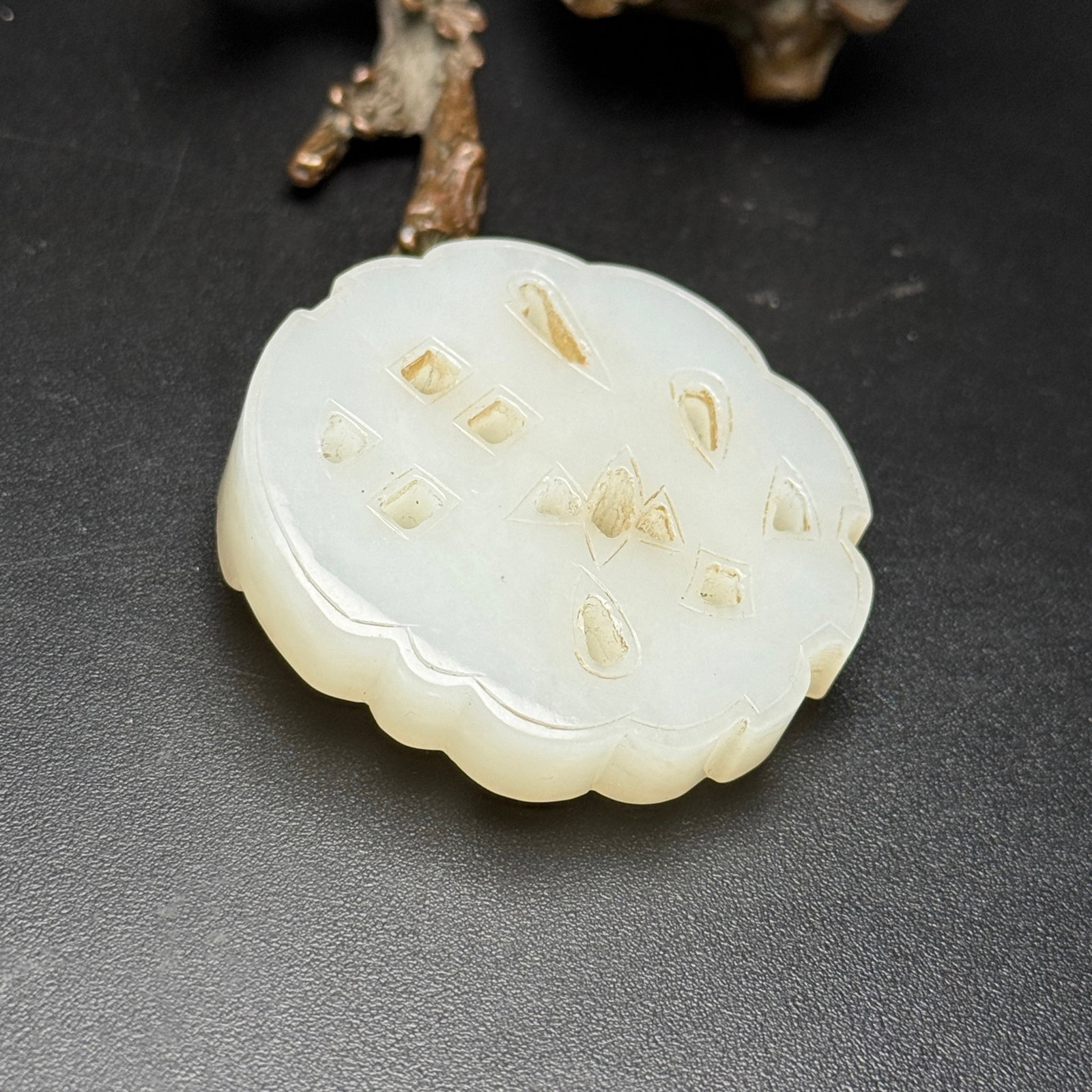 An Exquisite White Jade Figure Pattern Pendant - 4
